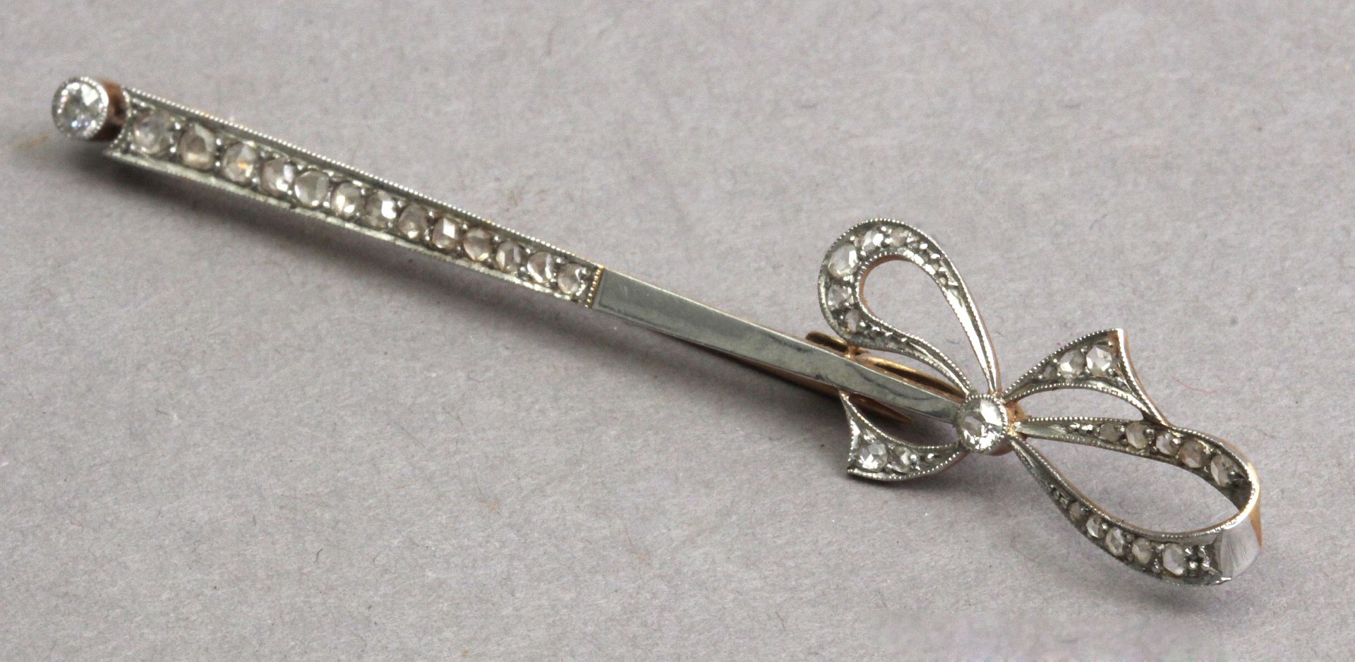 An early 20th century Belle Époque diamond tie pin with an 18 k. yellow gold and platinum setting - Image 3 of 4