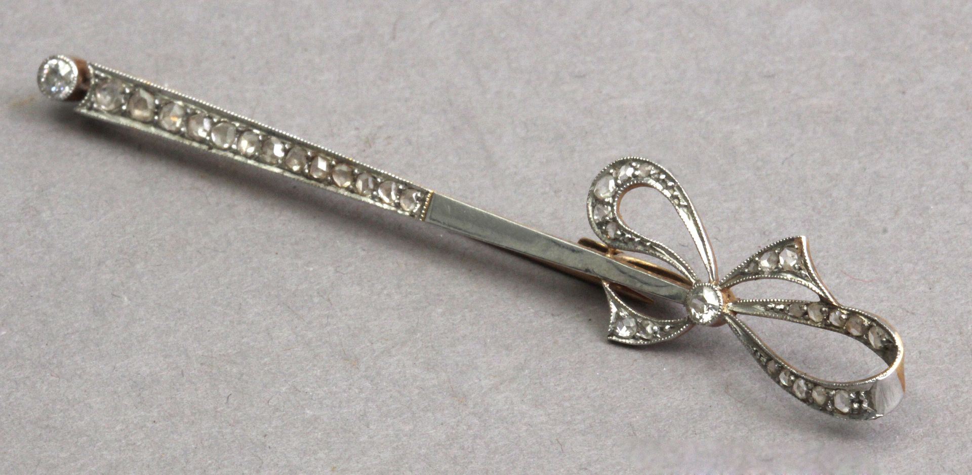 An early 20th century Belle Époque diamond tie pin with an 18 k. yellow gold and platinum setting - Bild 3 aus 4