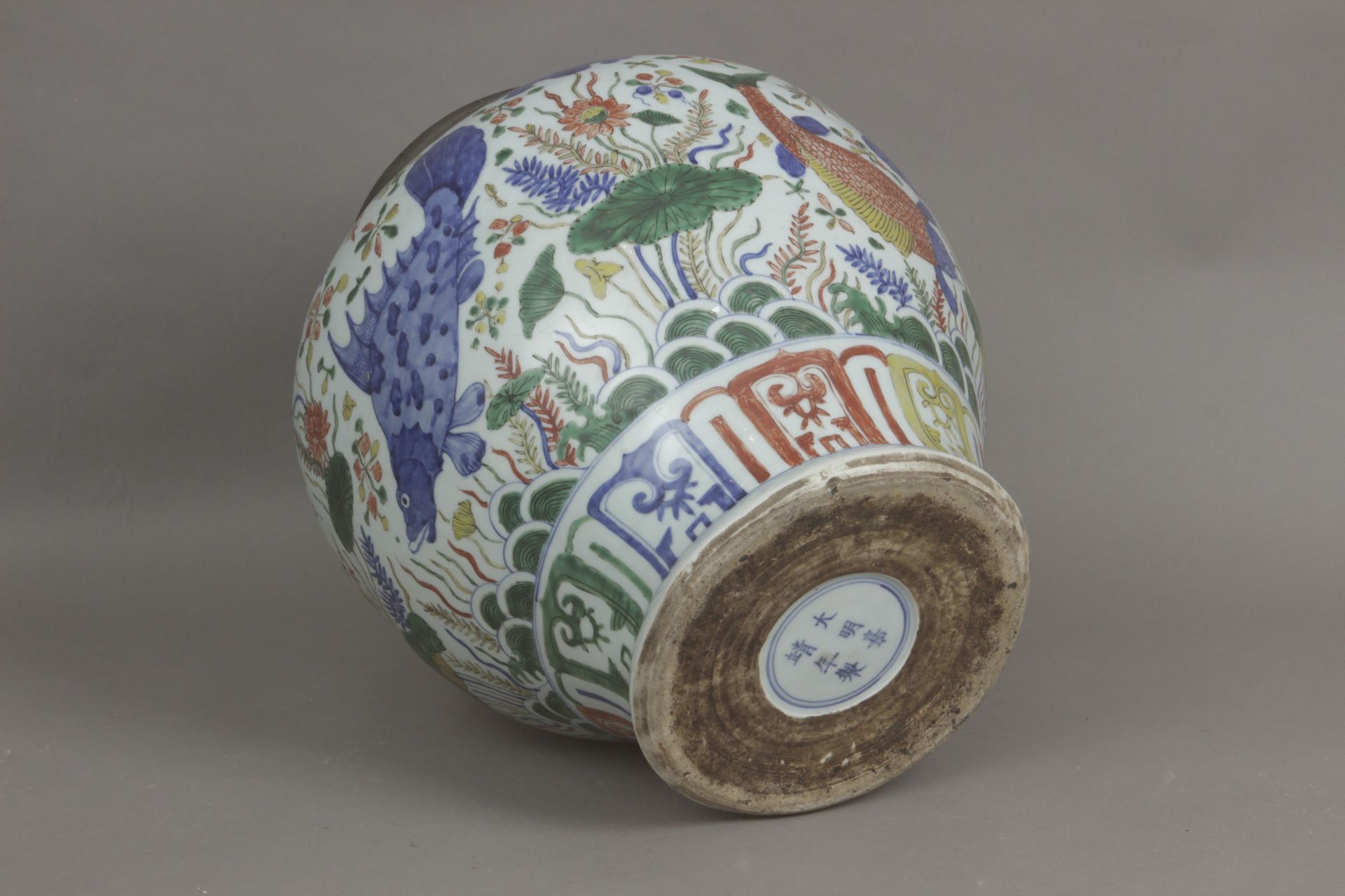 An early 20th century Chinese vase in Doucai porcelain - Image 5 of 5