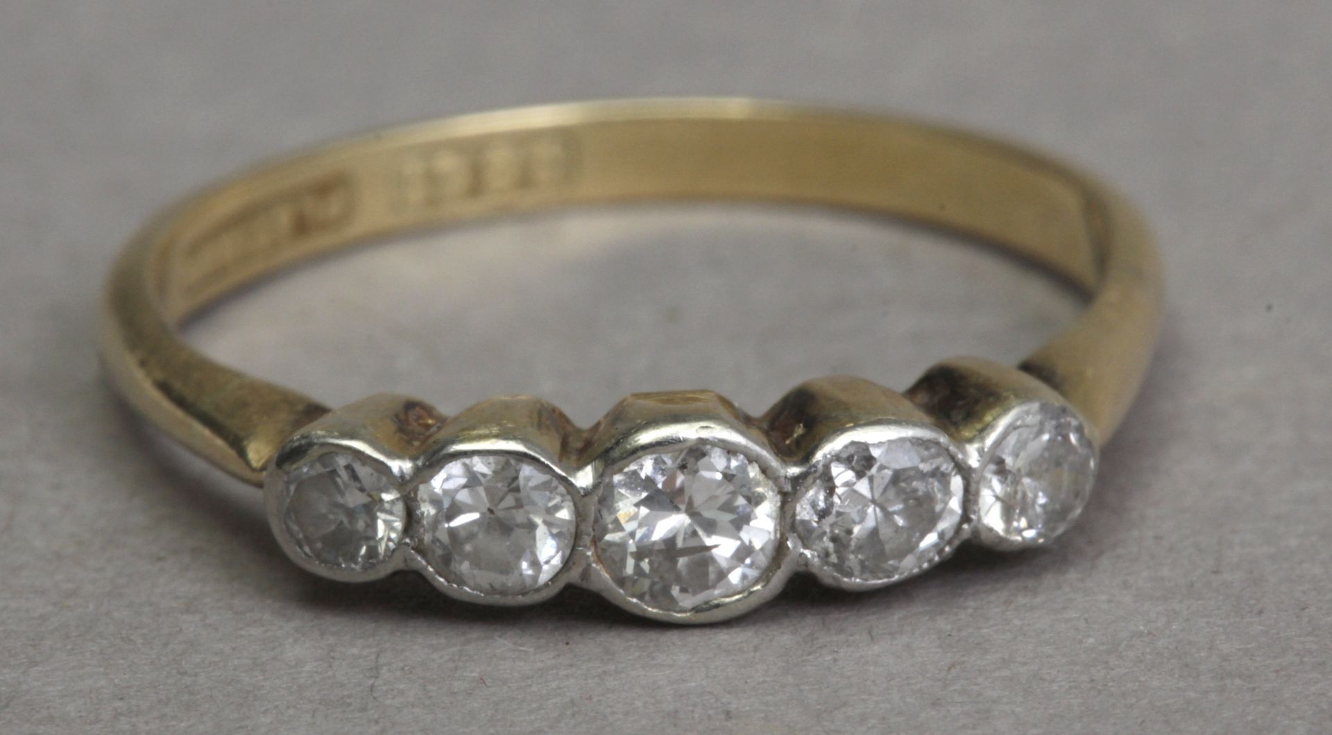 A first third of 20th century five stone diamond ring - Bild 3 aus 3