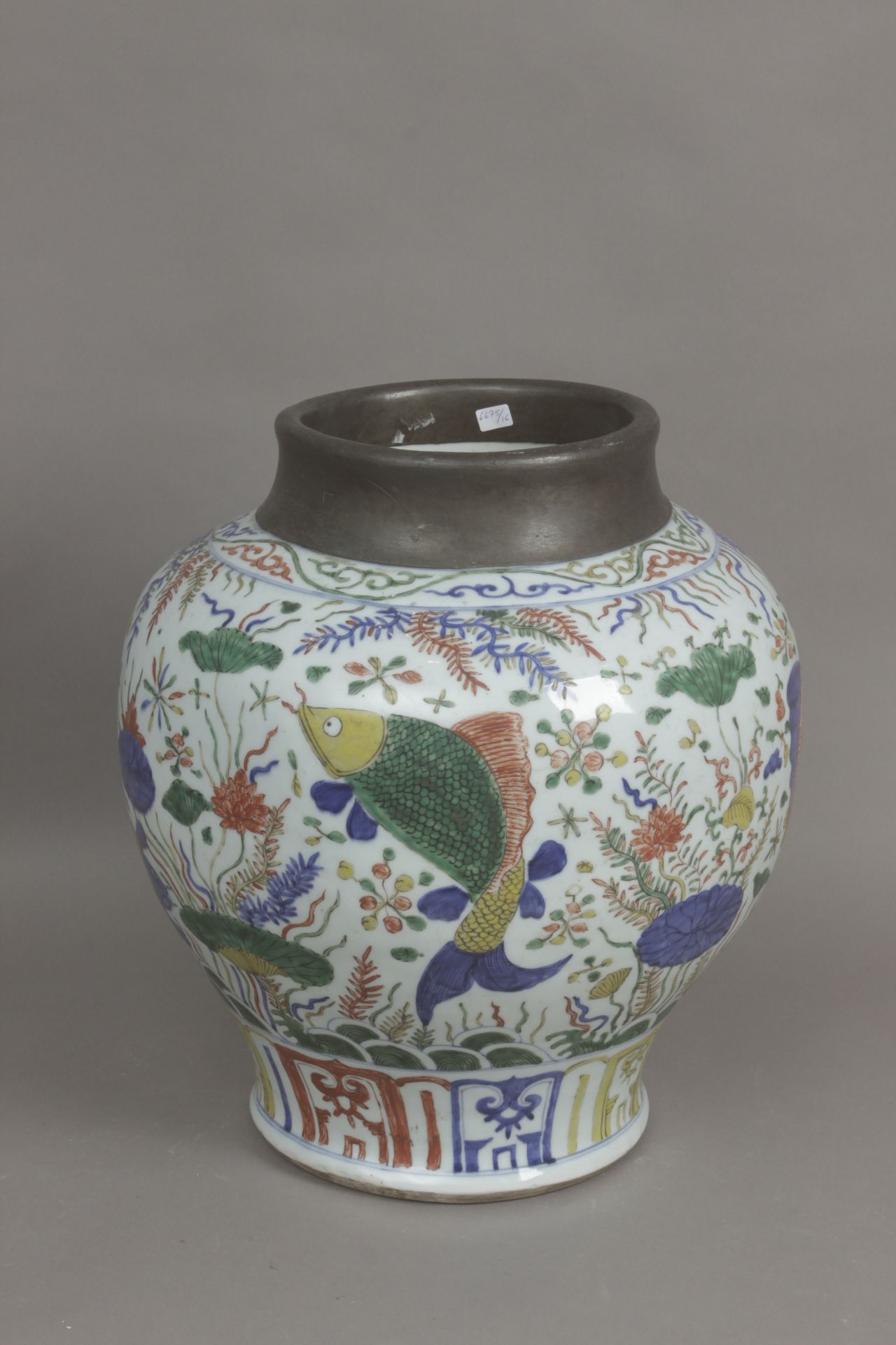 An early 20th century Chinese vase in Doucai porcelain - Bild 2 aus 5