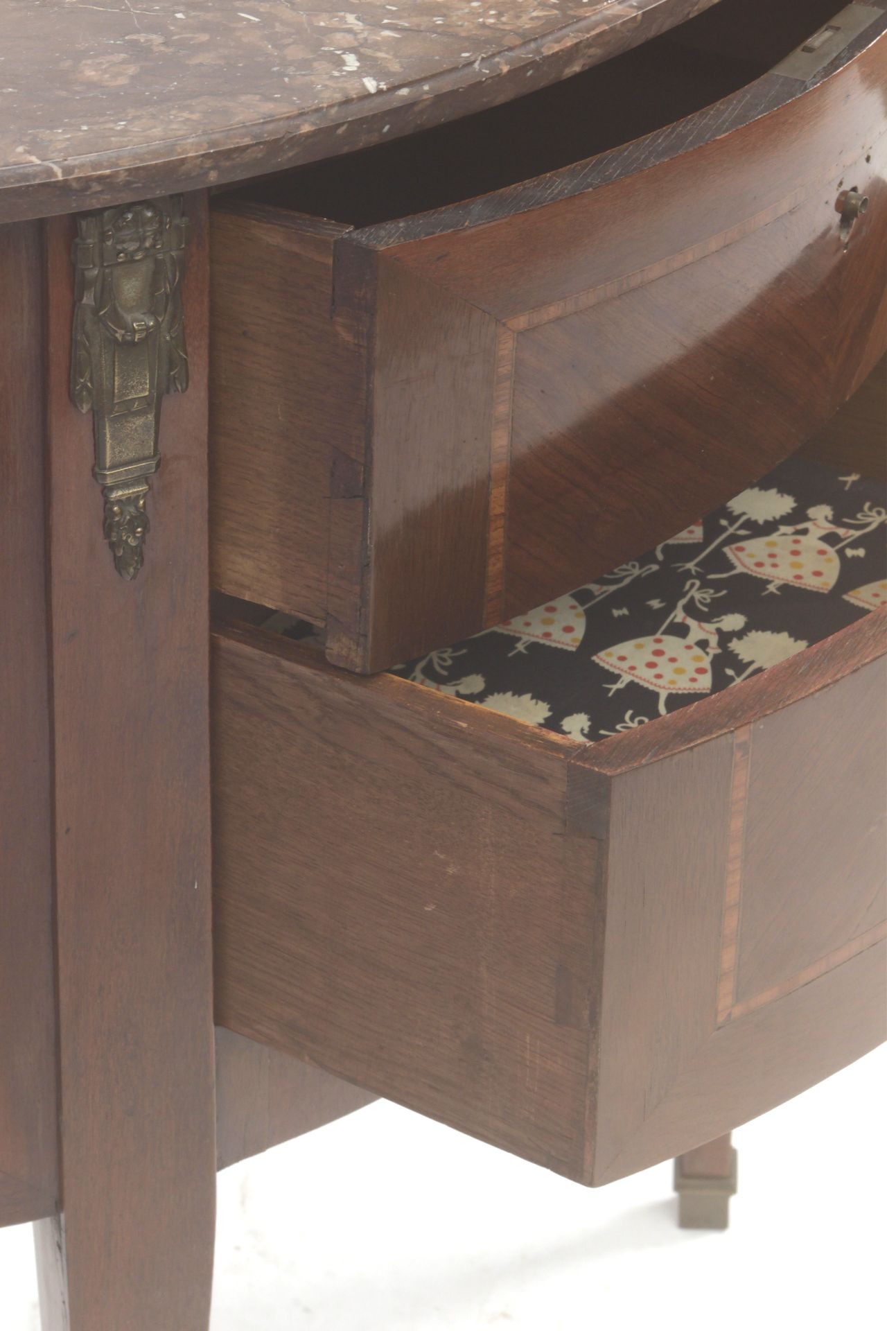 A Luis XVI style walnut half moon chest of drawers circa 1900 - Bild 5 aus 6