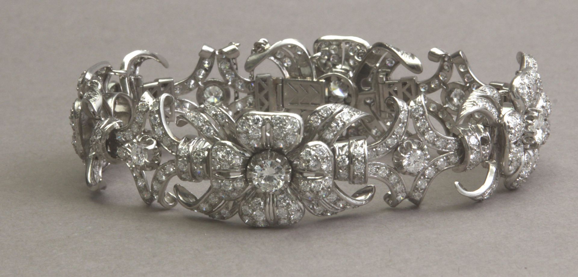 A diamond bracelet circa 1960 with a platinum setting - Bild 3 aus 3