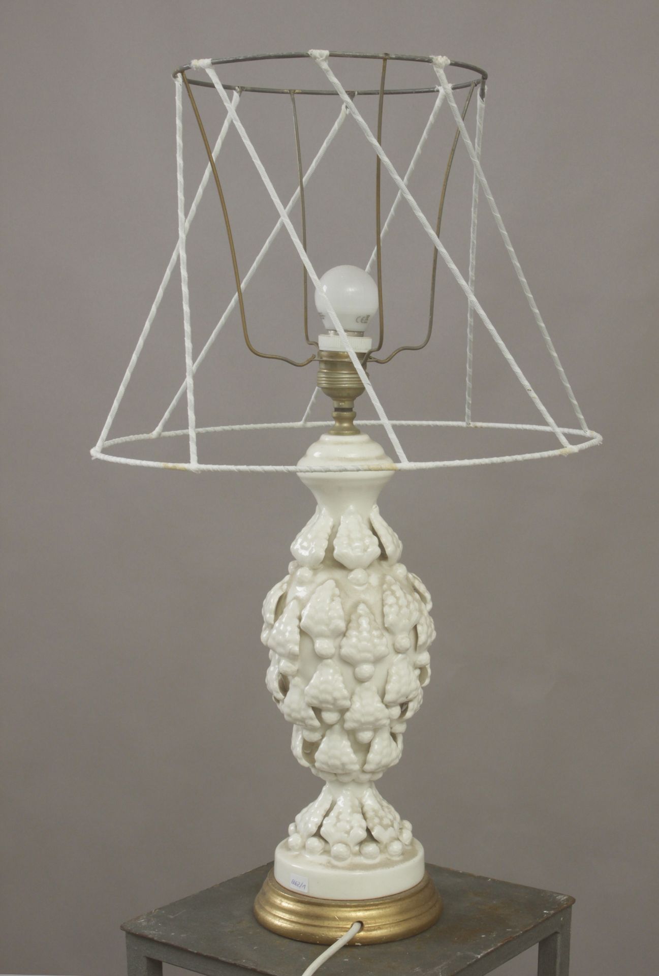 A mid 20th century table lamp in Manises porcelain - Bild 2 aus 2