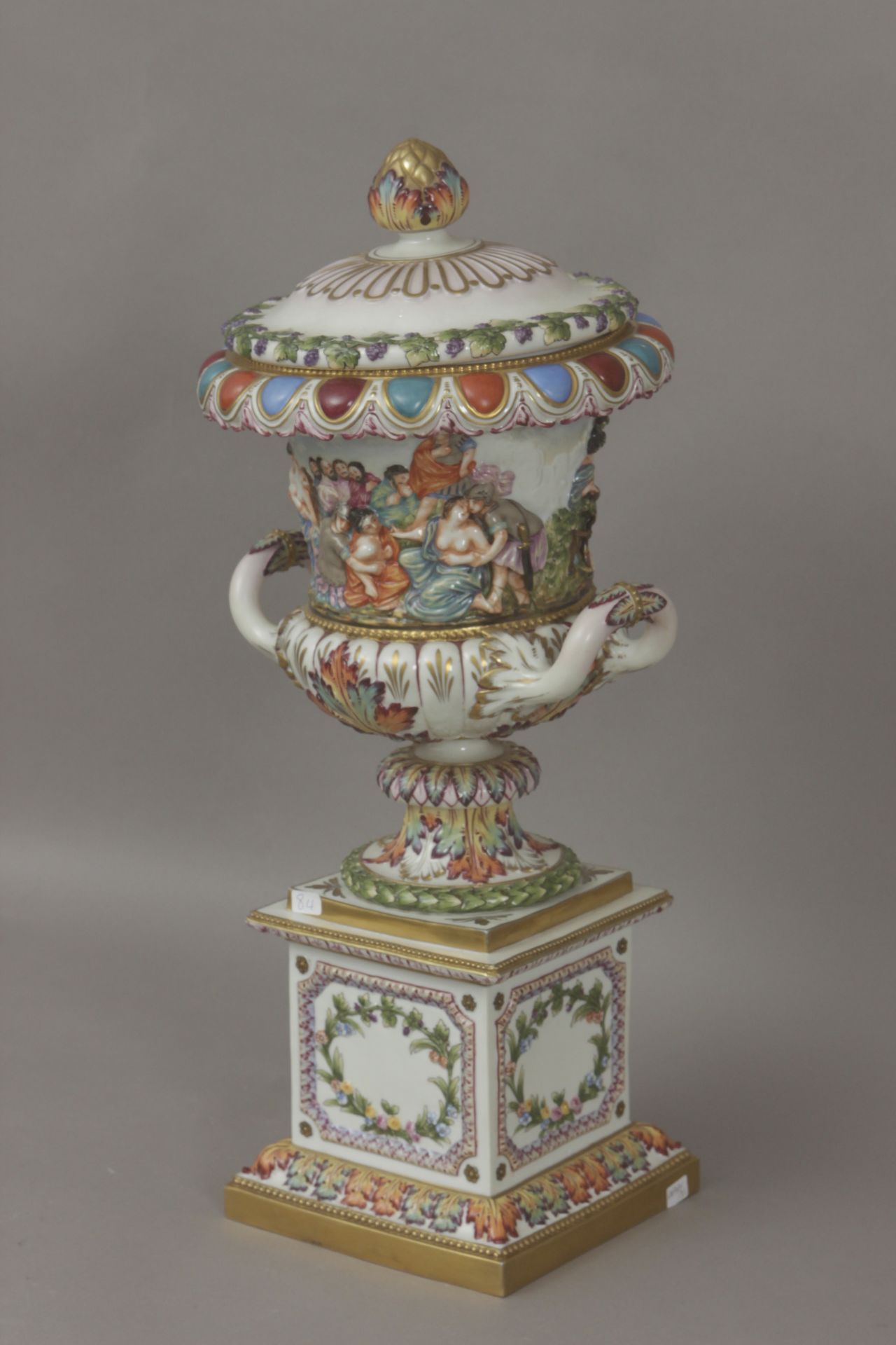 A 20th century Italian Medici vase in Capodimonte porcelain - Image 2 of 5