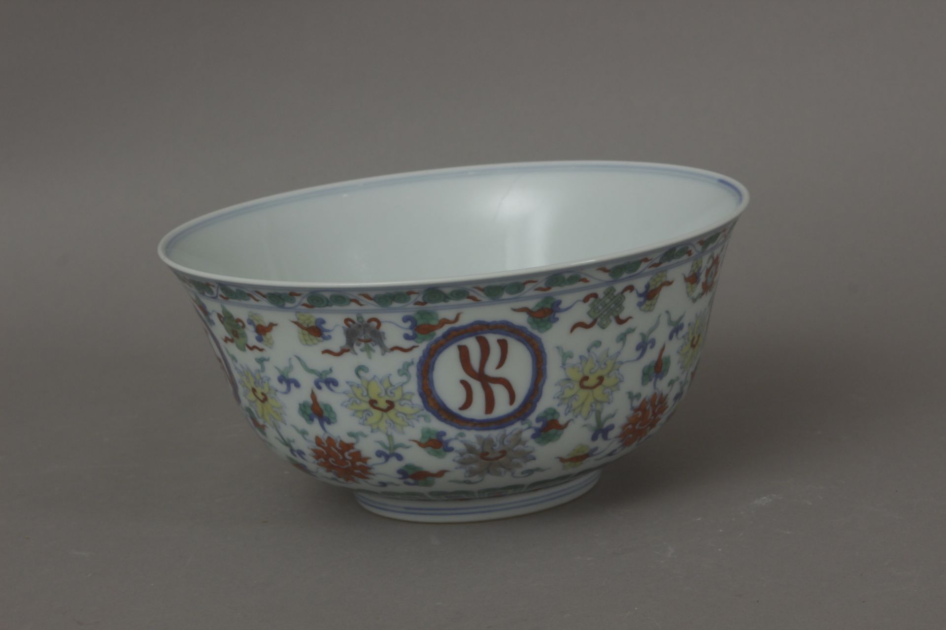 An early 20th century Chinese porcelain bowl - Bild 3 aus 7