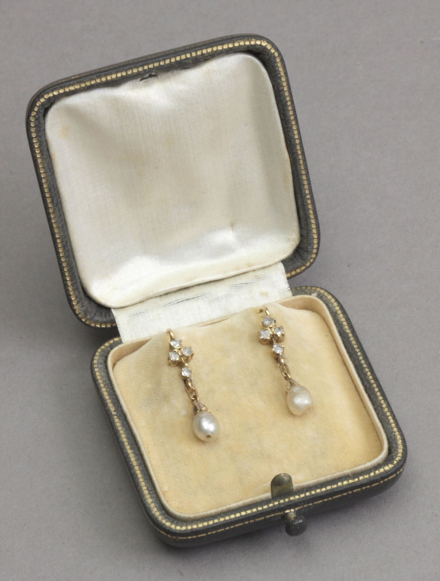 A pair of early 20th century earrings. Yellow gold, rose cut diamonds and pearls - Bild 2 aus 2