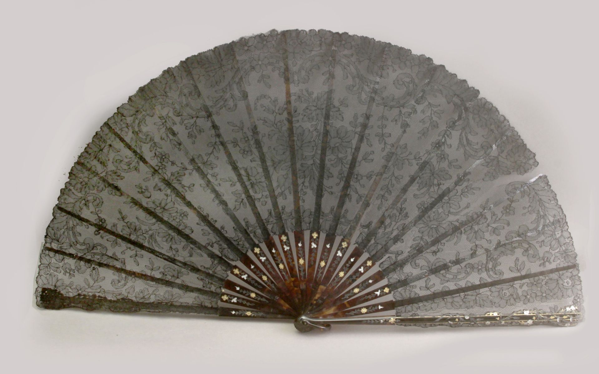 A first half of 20th century hand fan