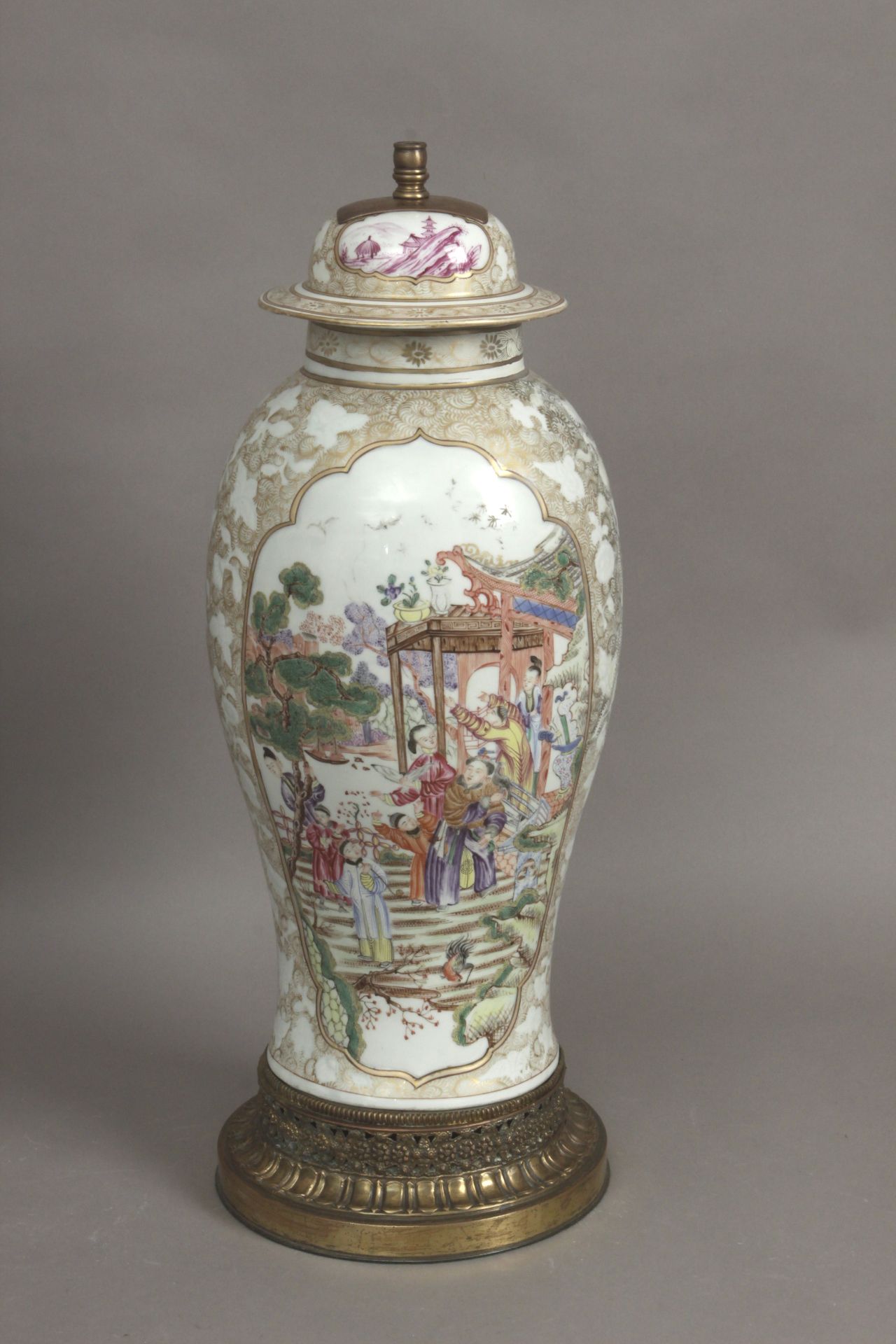 A Chinese porcelain vase possibly from 18th century