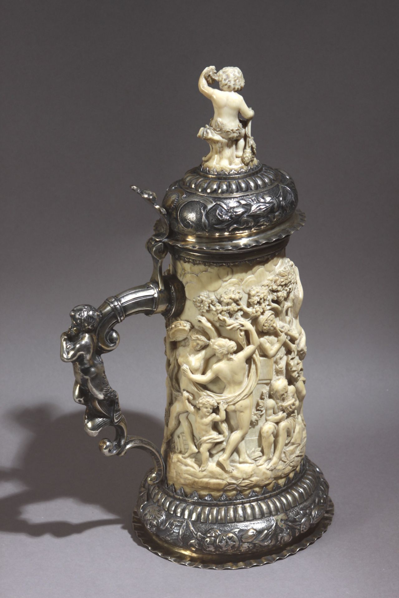 A 19th century Central-European tankard in carved ivory - Bild 4 aus 8