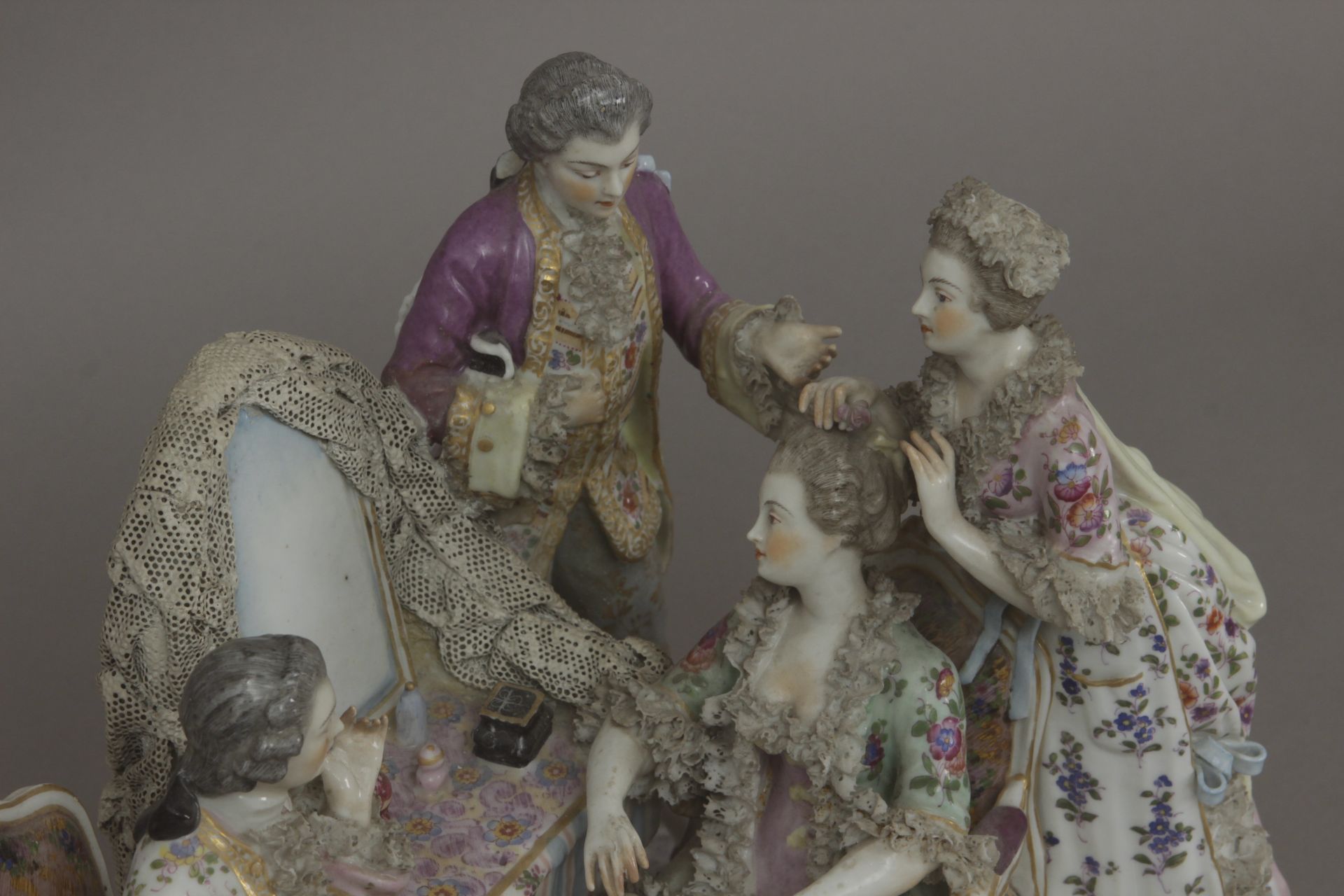 A 19th century gallant scene in Meissen porcelain - Image 4 of 6