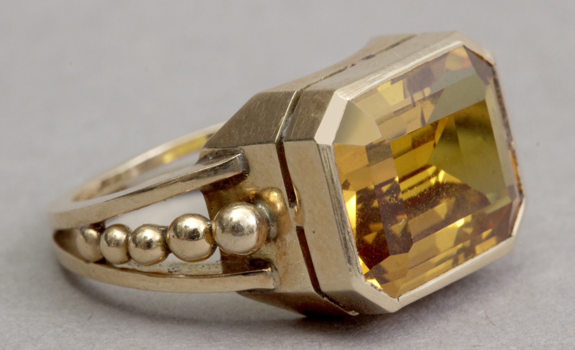 A first half of 20th century ring with a synthetic corundum and an 18k. yellow gold setting - Bild 3 aus 4