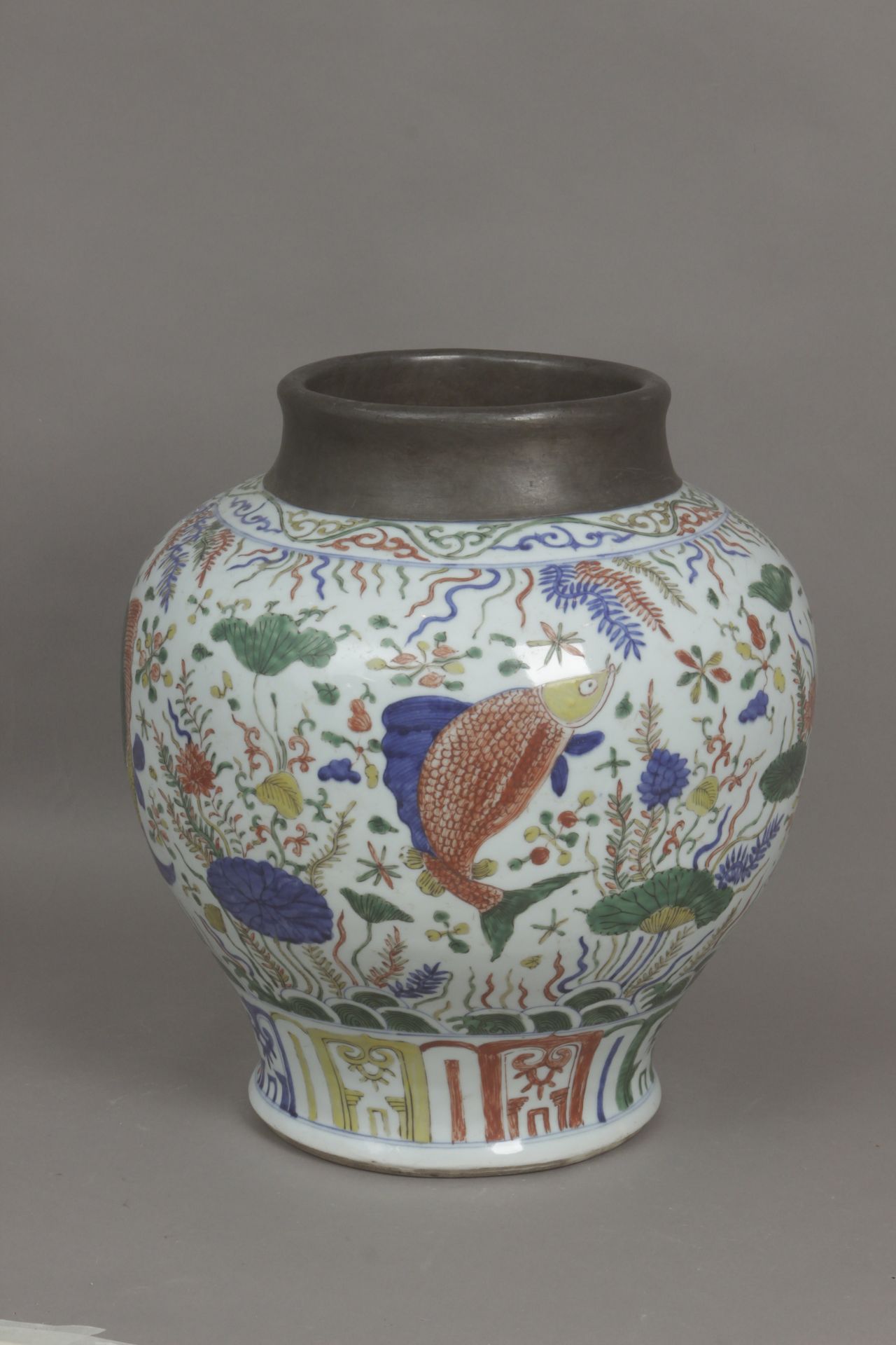 An early 20th century Chinese vase in Doucai porcelain - Bild 3 aus 5