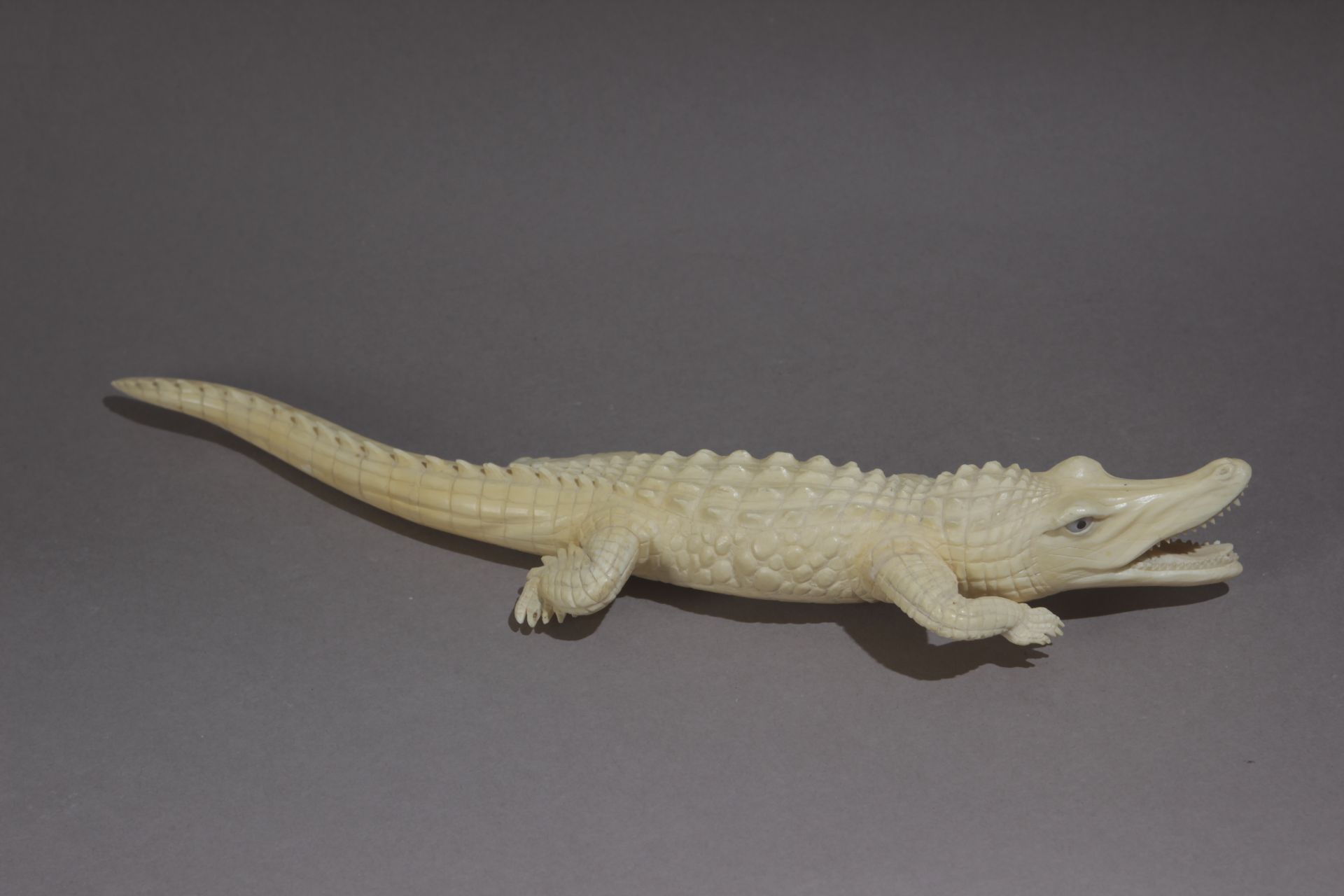 A first third of 20th century sculpture of a crocodile in carved ivory - Bild 2 aus 5