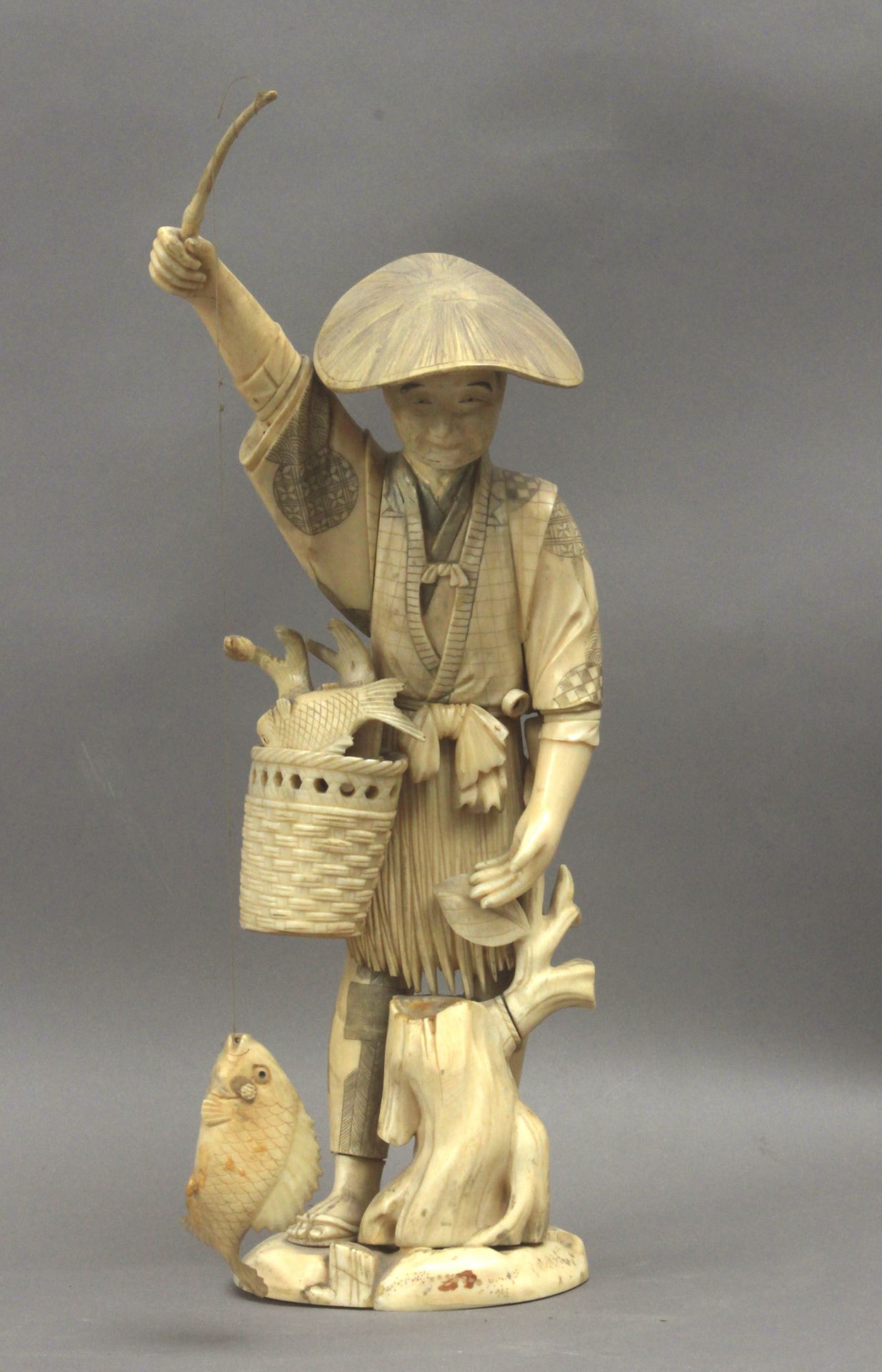A 19th century Japanese okimono of a fisherman - Bild 2 aus 4