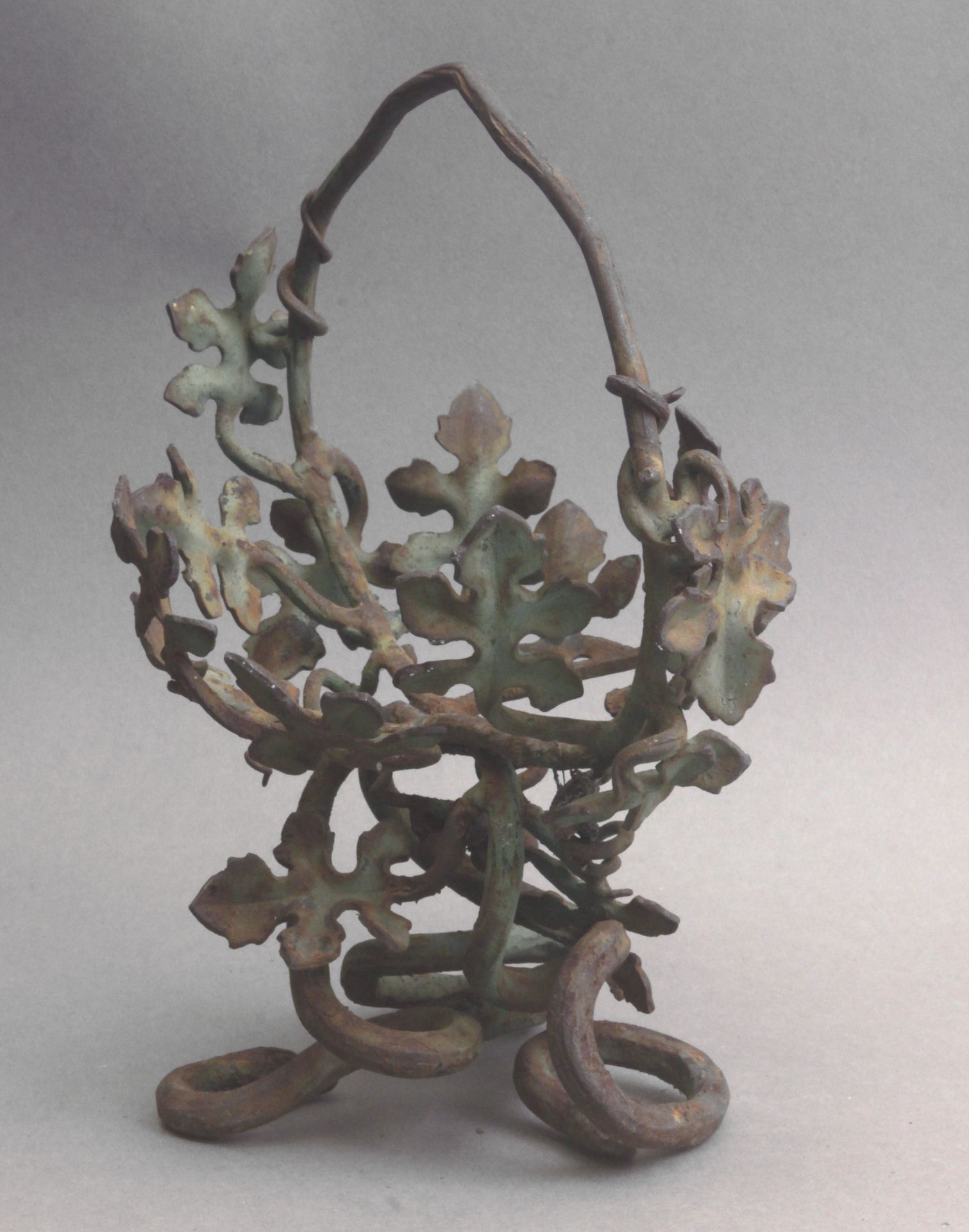 An Art Nouveau wrought iron jardiniere in the style of Manuel Ballarin in 1900 - Bild 2 aus 3