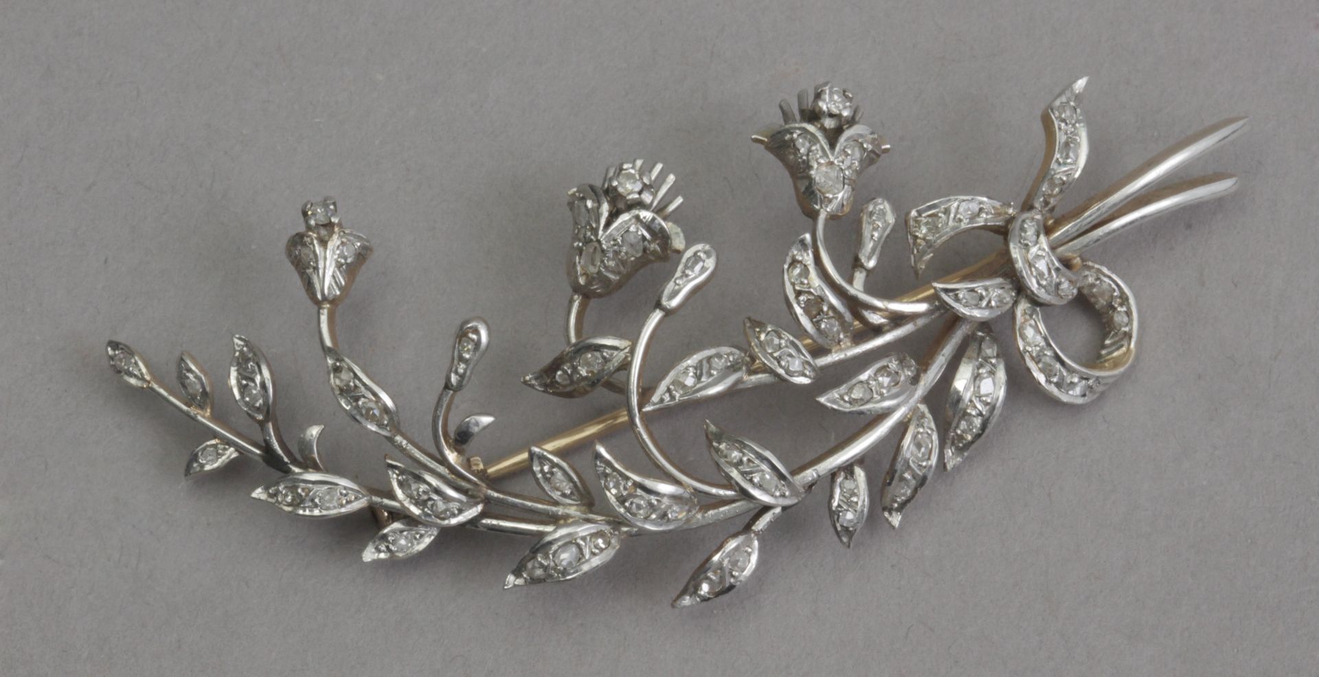 A first half of 20th century diamond brooch with a platinum flowery setting