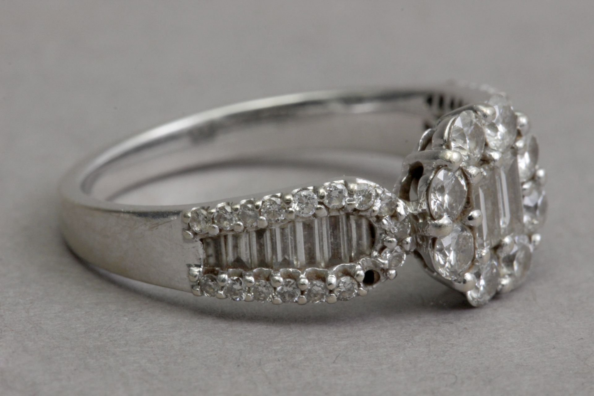 A diamond cluster ring in an 18k. white gold setting - Bild 2 aus 3