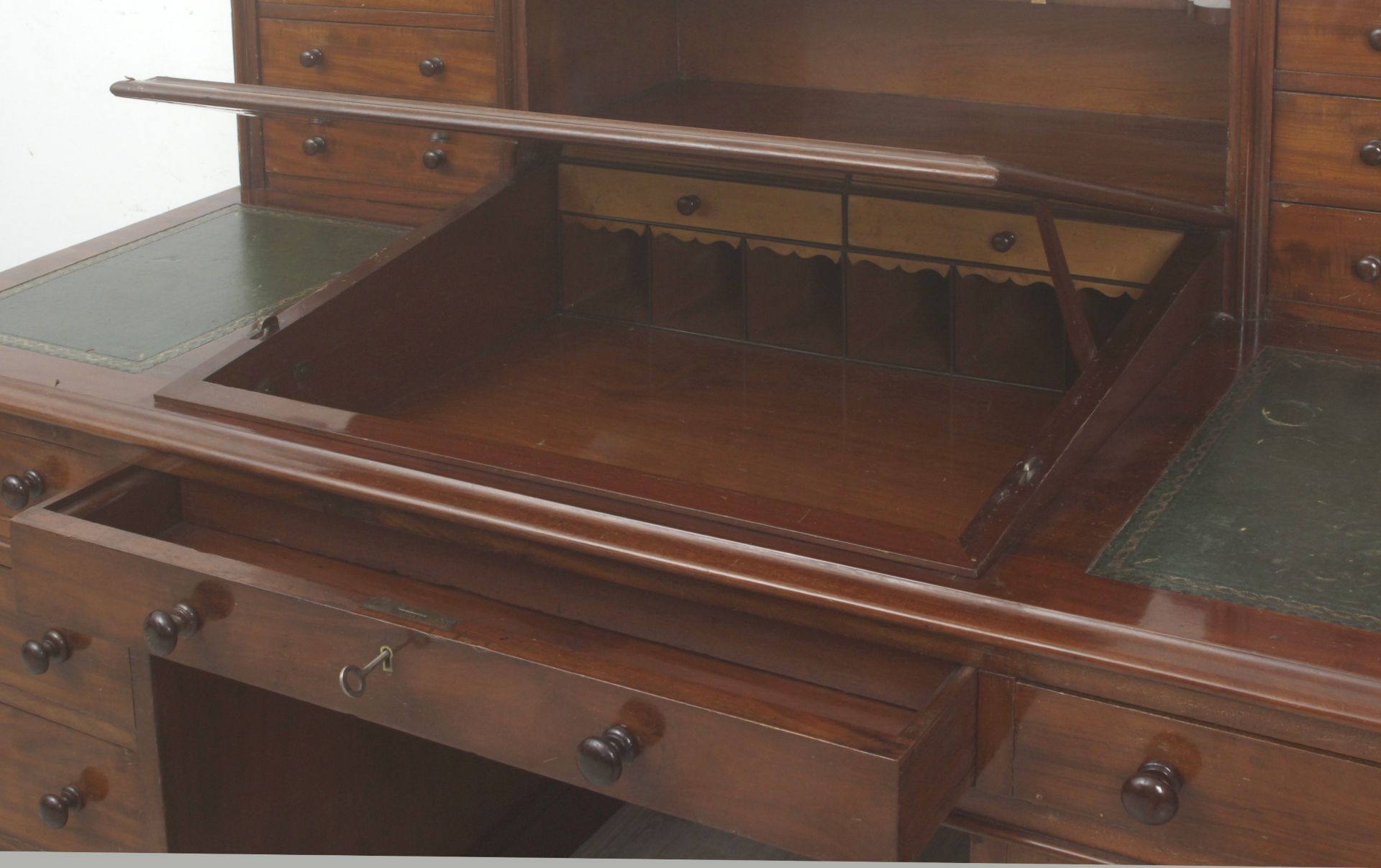 A 19th century English mahogany writing desk - Bild 3 aus 6