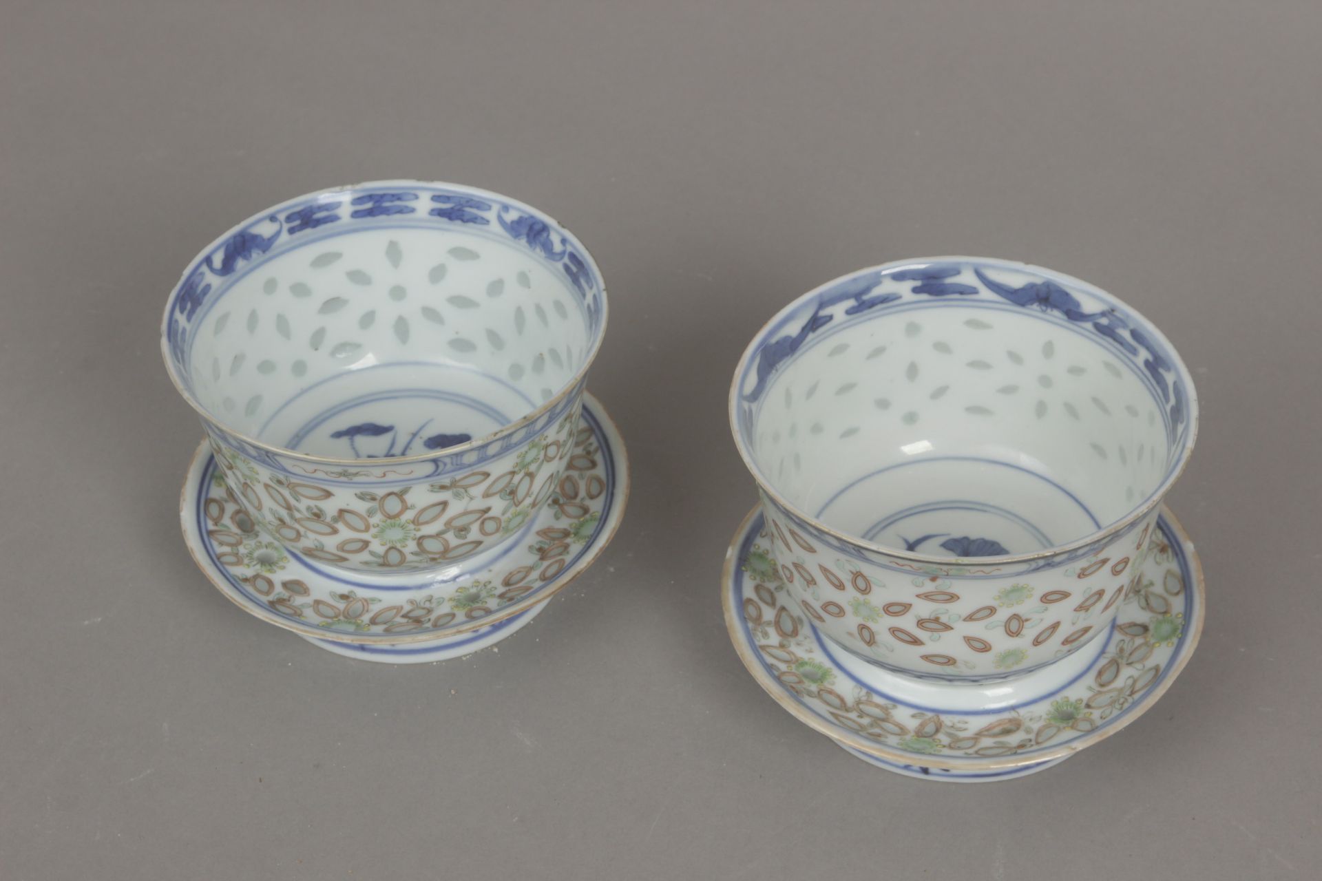 A pair of late 19th century Chinese cups in rice grain porcelain - Bild 4 aus 5