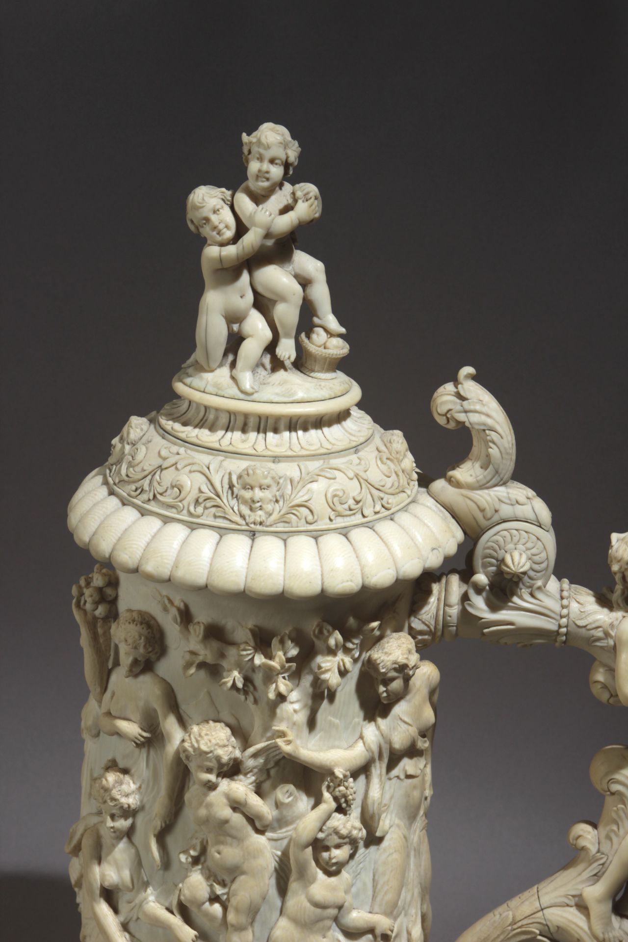 A 19th century Central-European tankard in carved ivory - Bild 3 aus 9