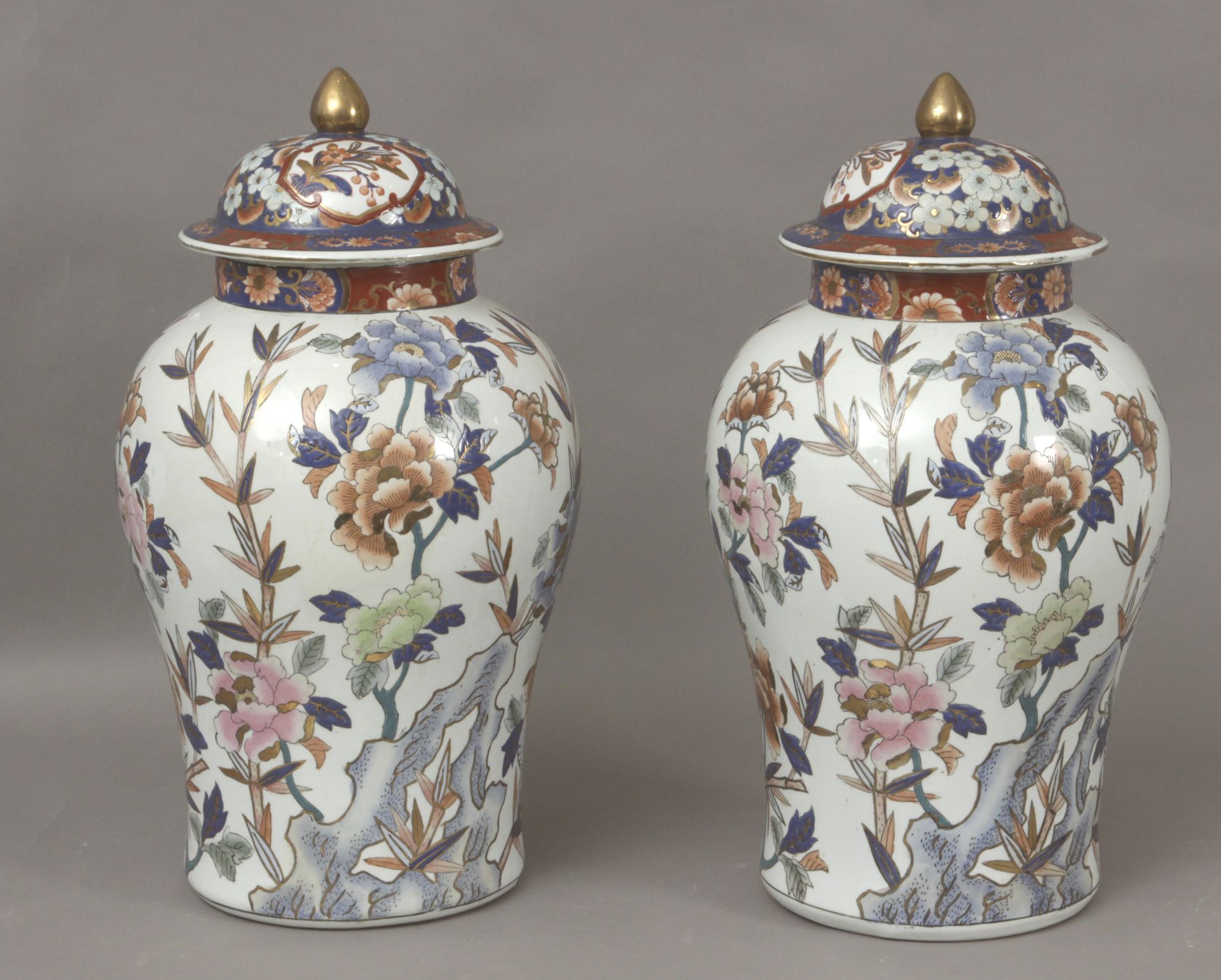 A pair of 20th century Chinese vases and covers in Imari porcelain - Bild 3 aus 4