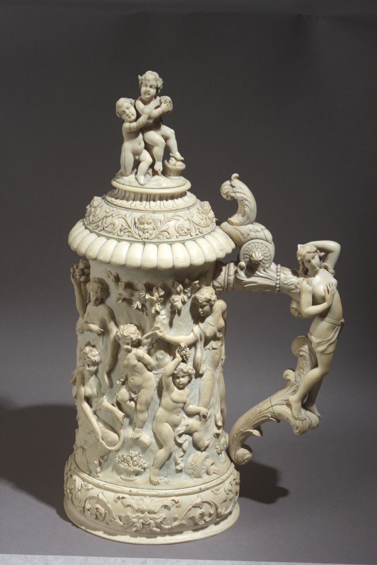 A 19th century Central-European tankard in carved ivory - Bild 2 aus 9