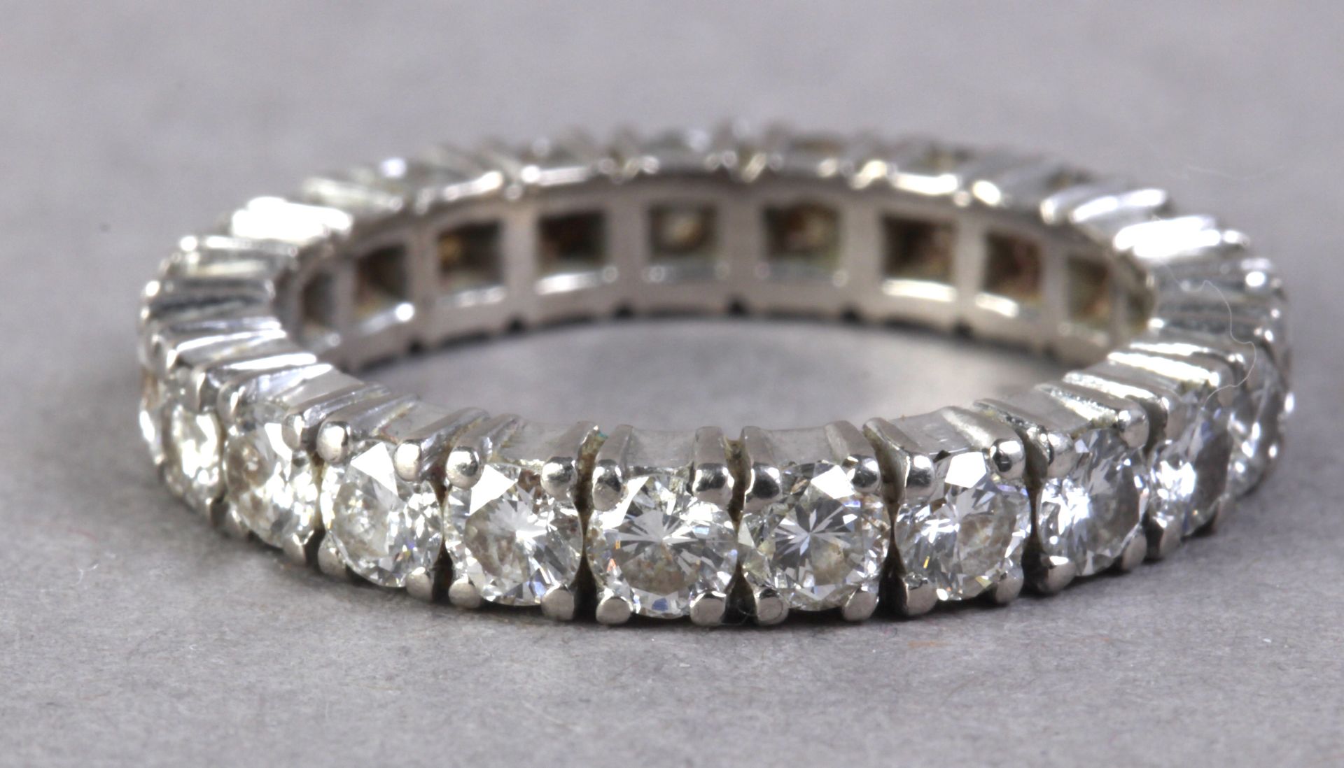 A diamond eternity ring with a platinum setting - Bild 3 aus 3