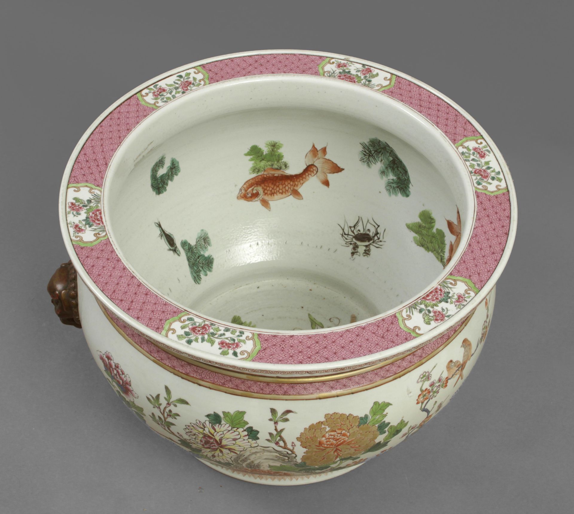 A 19th century Chinese cachepot in Famille Rose porcelain - Bild 2 aus 4