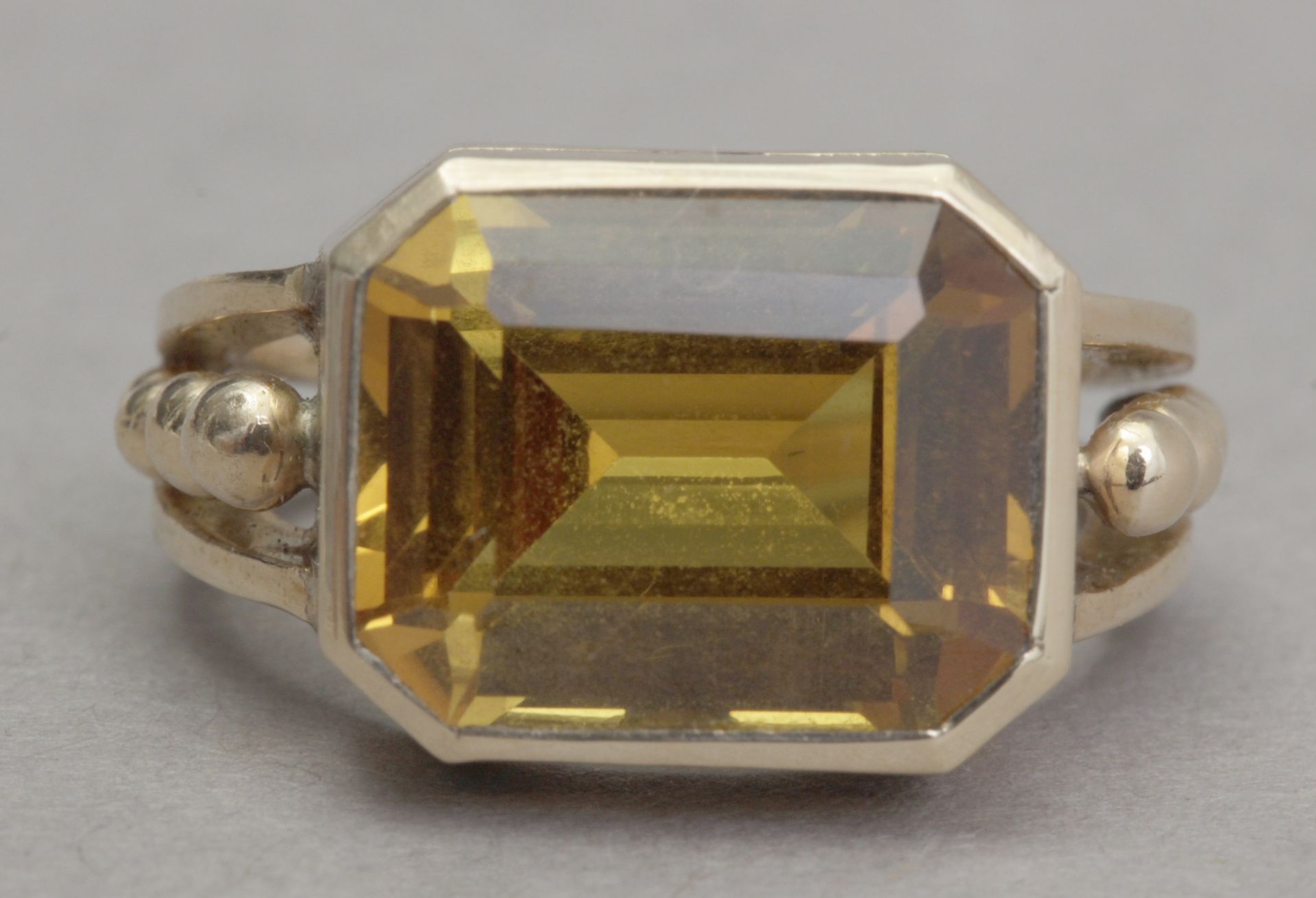 A first half of 20th century ring with a synthetic corundum and an 18k. yellow gold setting - Bild 2 aus 4
