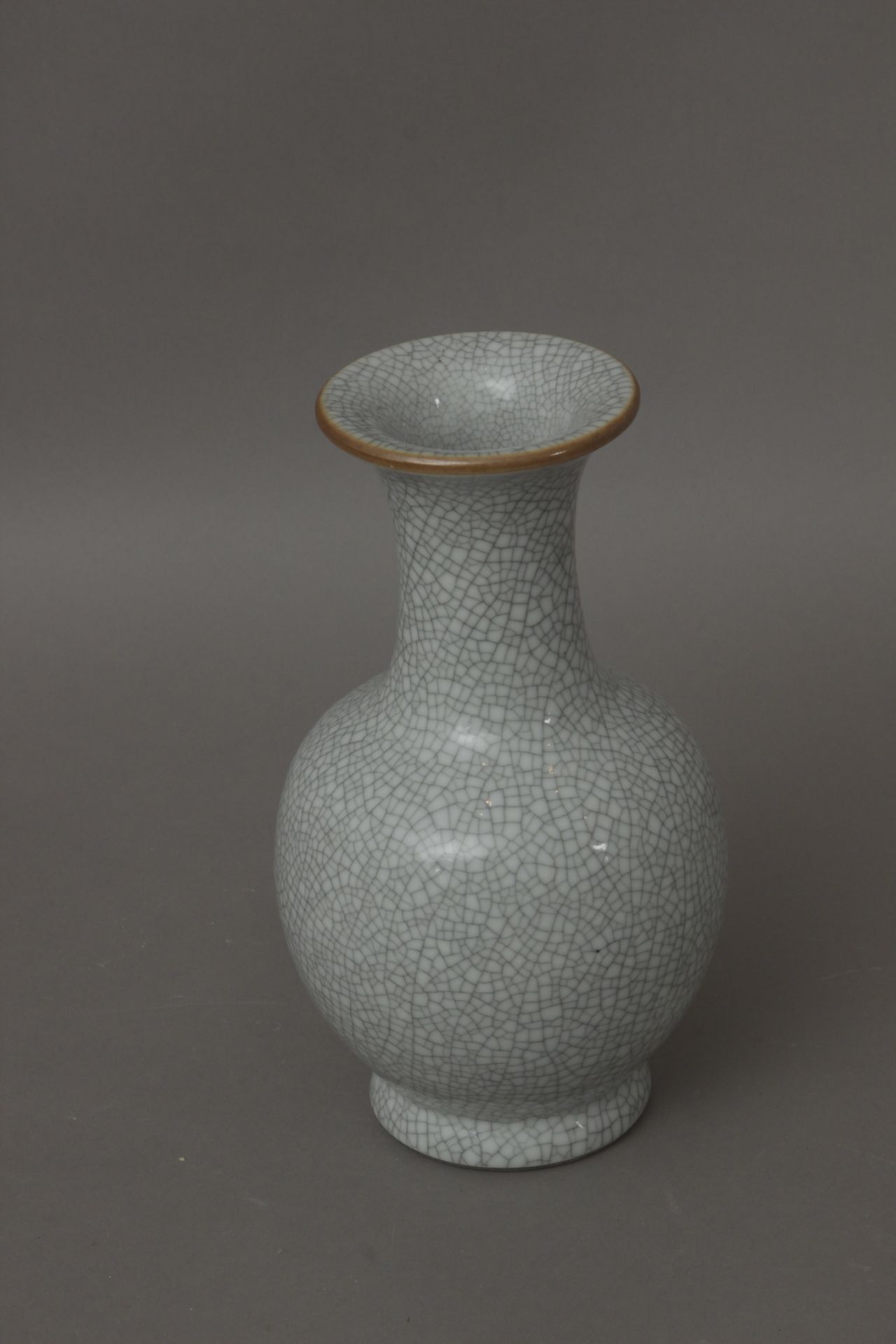 A 20th century Chinese porcelain vase - Bild 2 aus 3