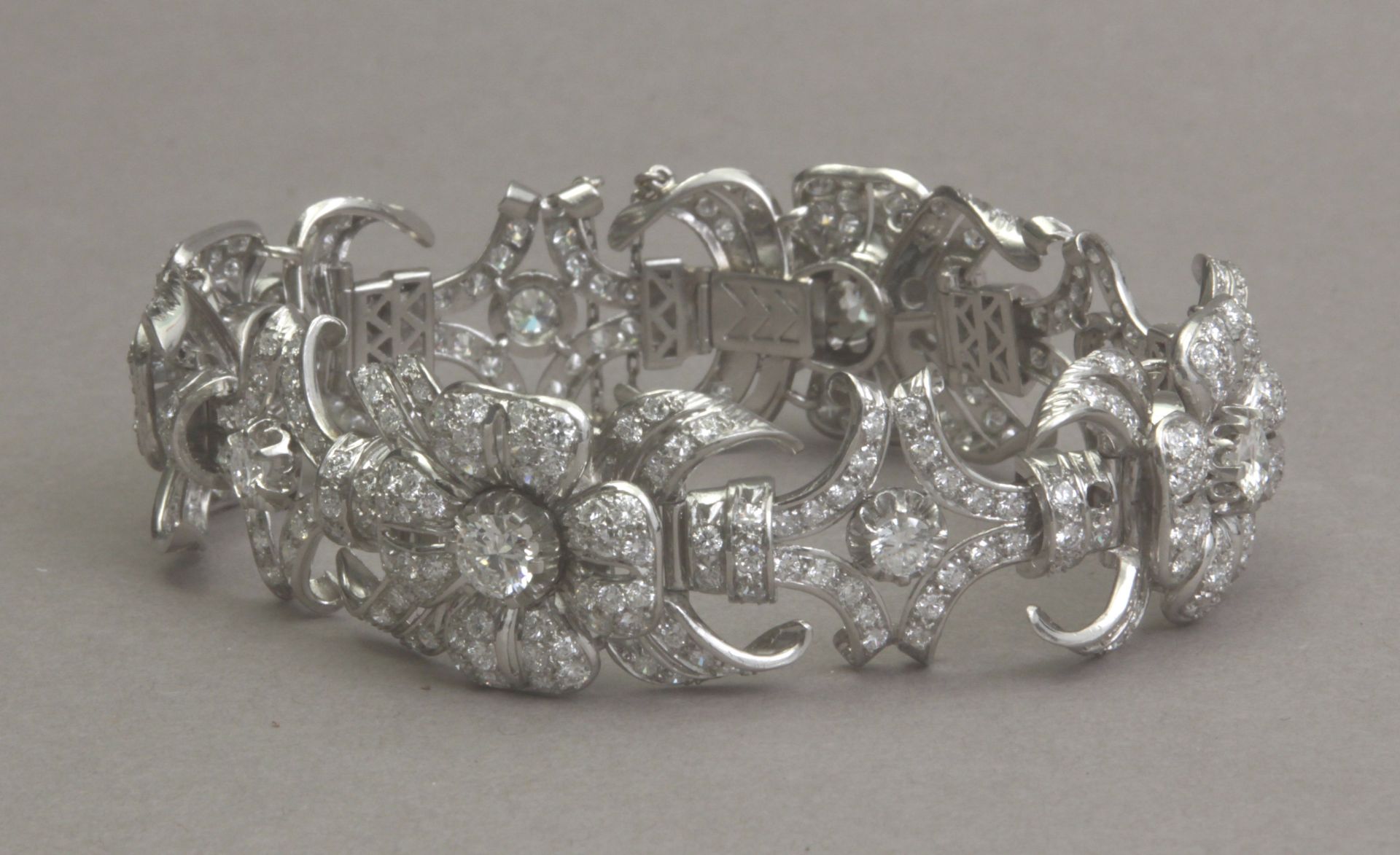 A diamond bracelet circa 1960 with a platinum setting - Bild 2 aus 3