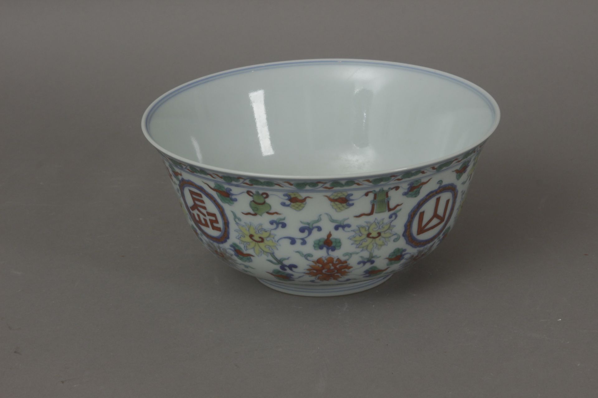 An early 20th century Chinese porcelain bowl - Bild 4 aus 7