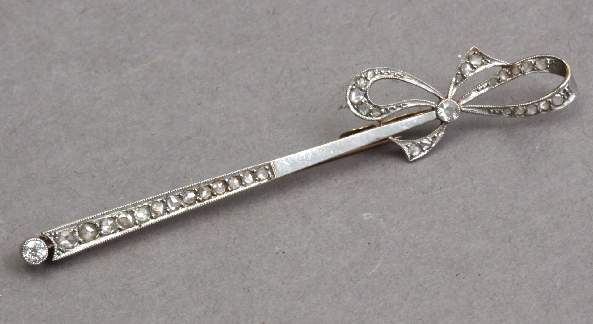 An early 20th century Belle Époque diamond tie pin with an 18 k. yellow gold and platinum setting - Image 2 of 4