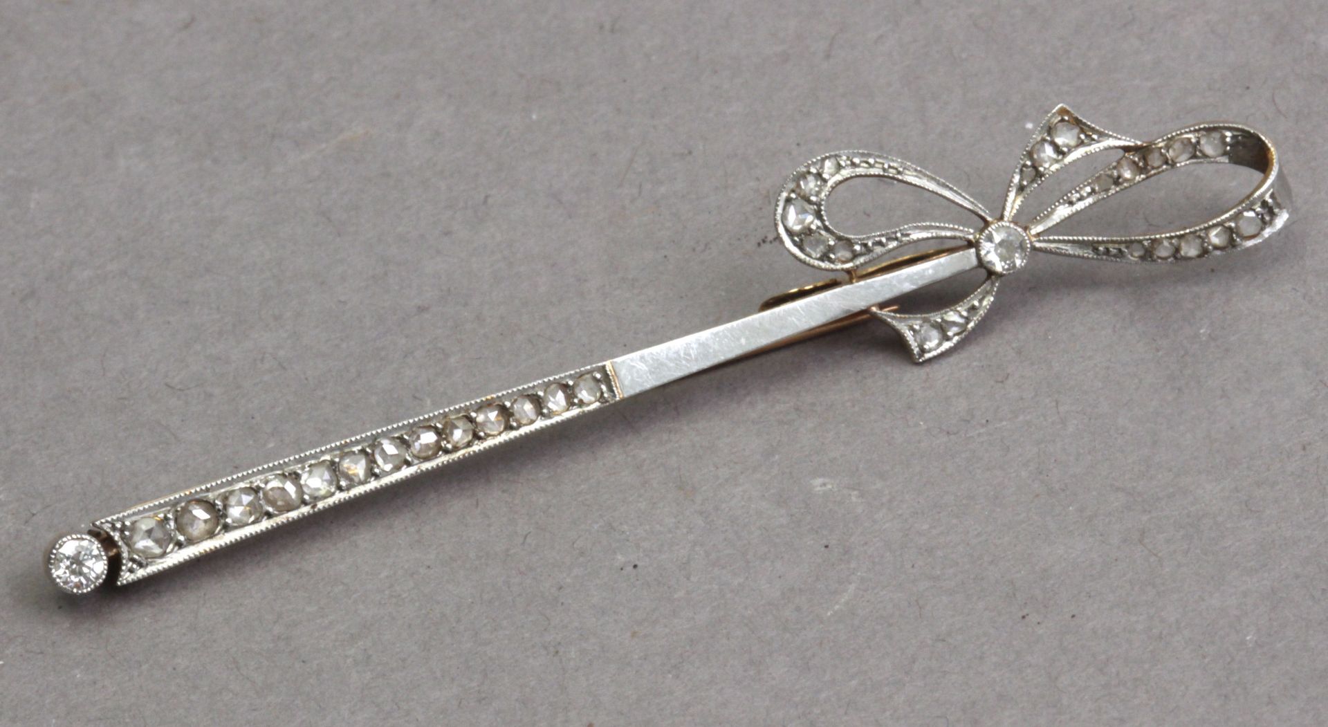 An early 20th century Belle Époque diamond tie pin with an 18 k. yellow gold and platinum setting - Bild 2 aus 4