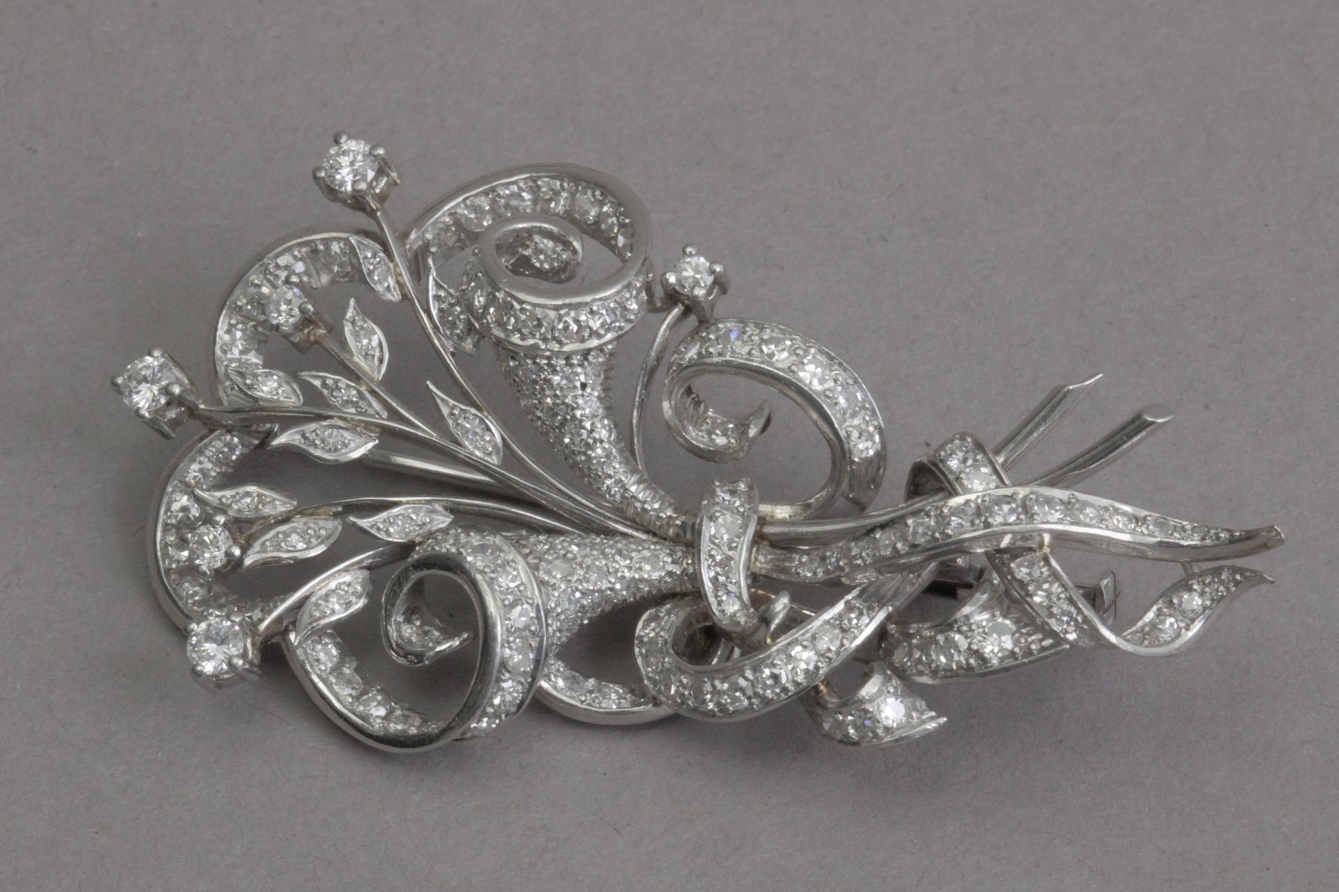A second third of 20th century diamond brooch in a platinum setting - Bild 2 aus 3