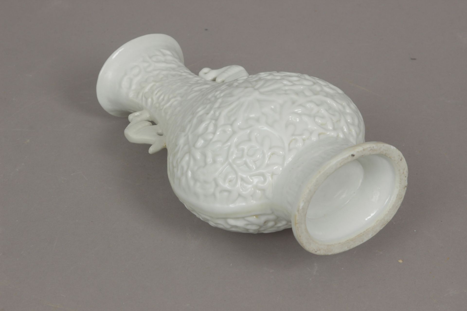 A 20th century Chinese vase in blanc de Chine porcelain - Bild 4 aus 4