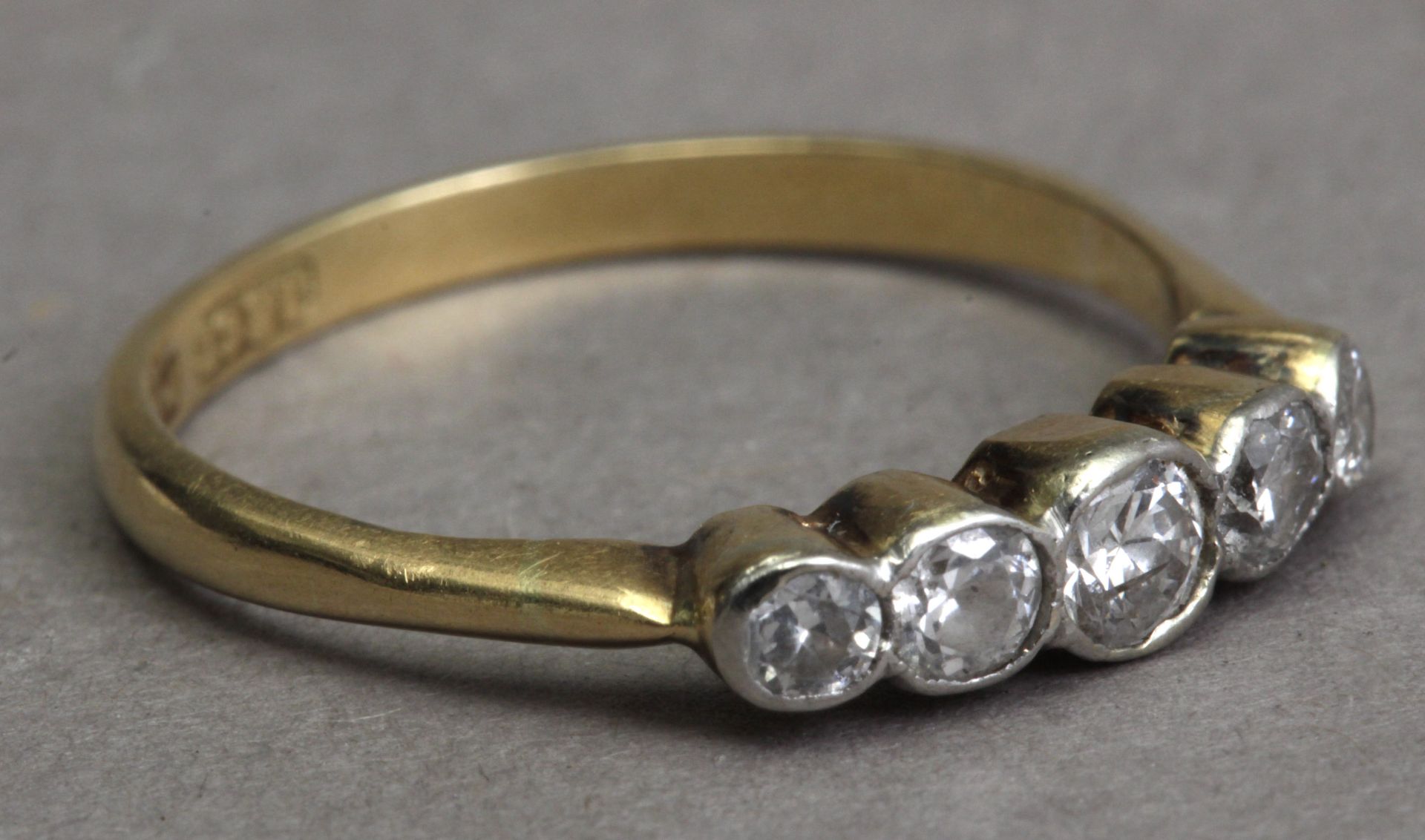 A first third of 20th century five stone diamond ring - Bild 2 aus 3
