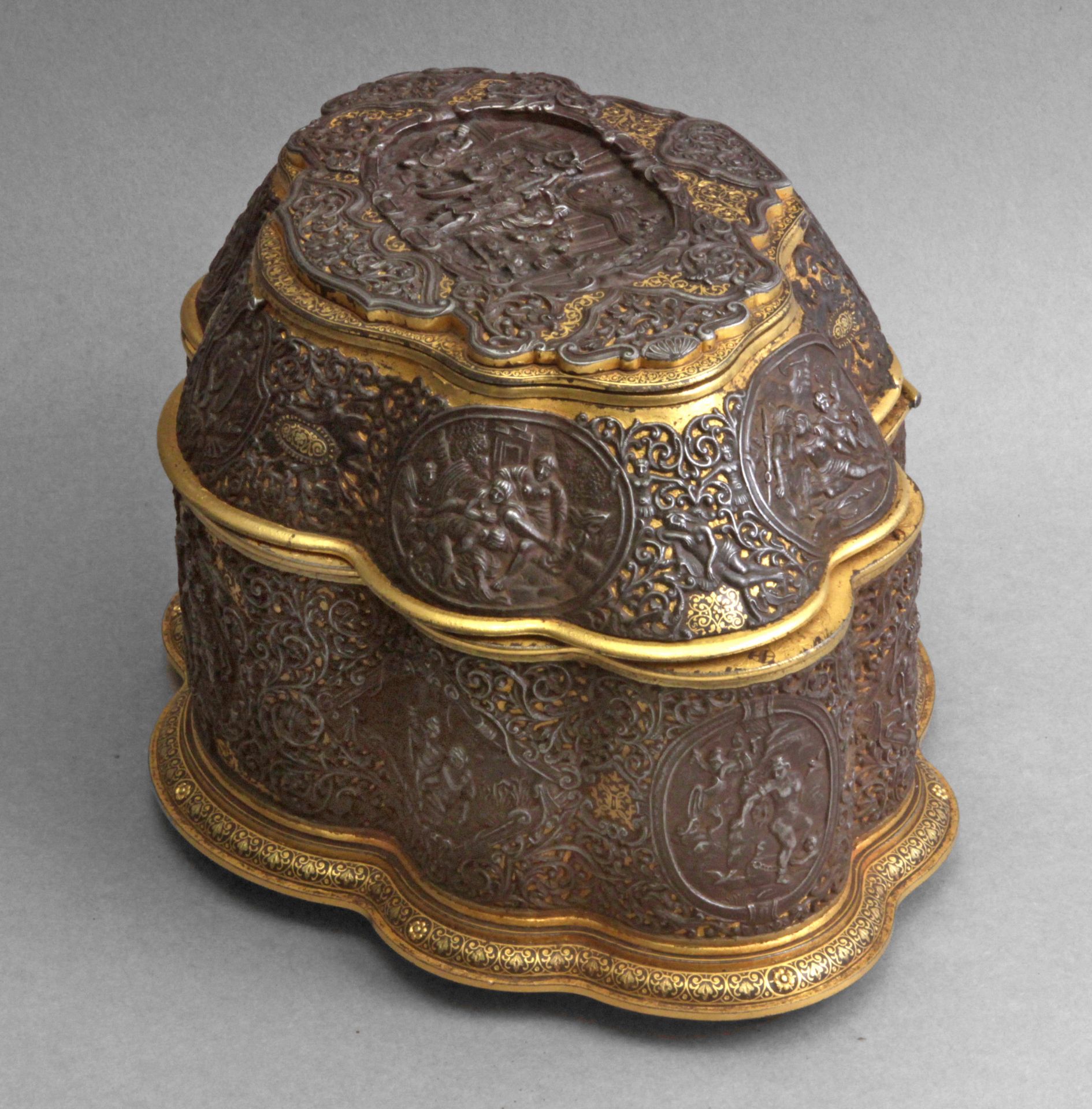 A 19th century Zuloaga style box from Toledo in damascene iron - Bild 3 aus 3