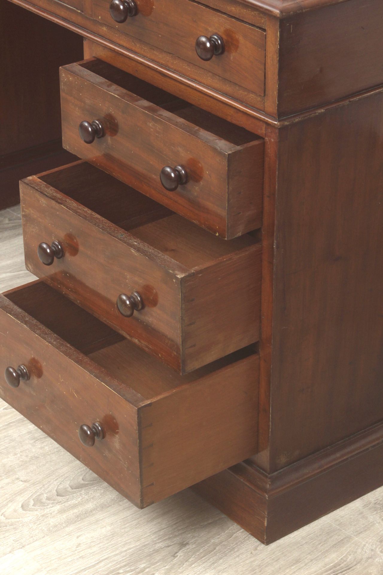 A 19th century English mahogany writing desk - Bild 4 aus 6