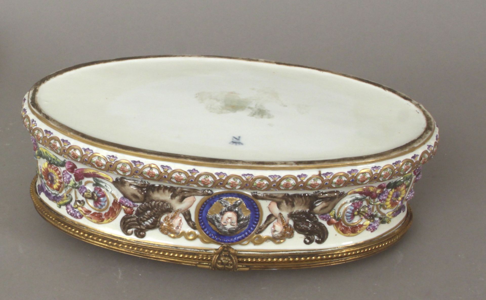 A 19th century Italian box in Capodimonte porcelain - Image 4 of 5