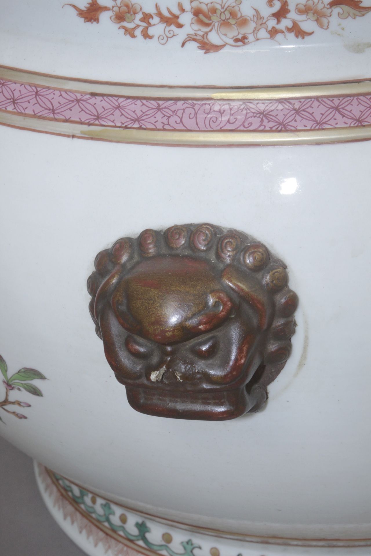 A 19th century Chinese cachepot in Famille Rose porcelain - Bild 3 aus 4