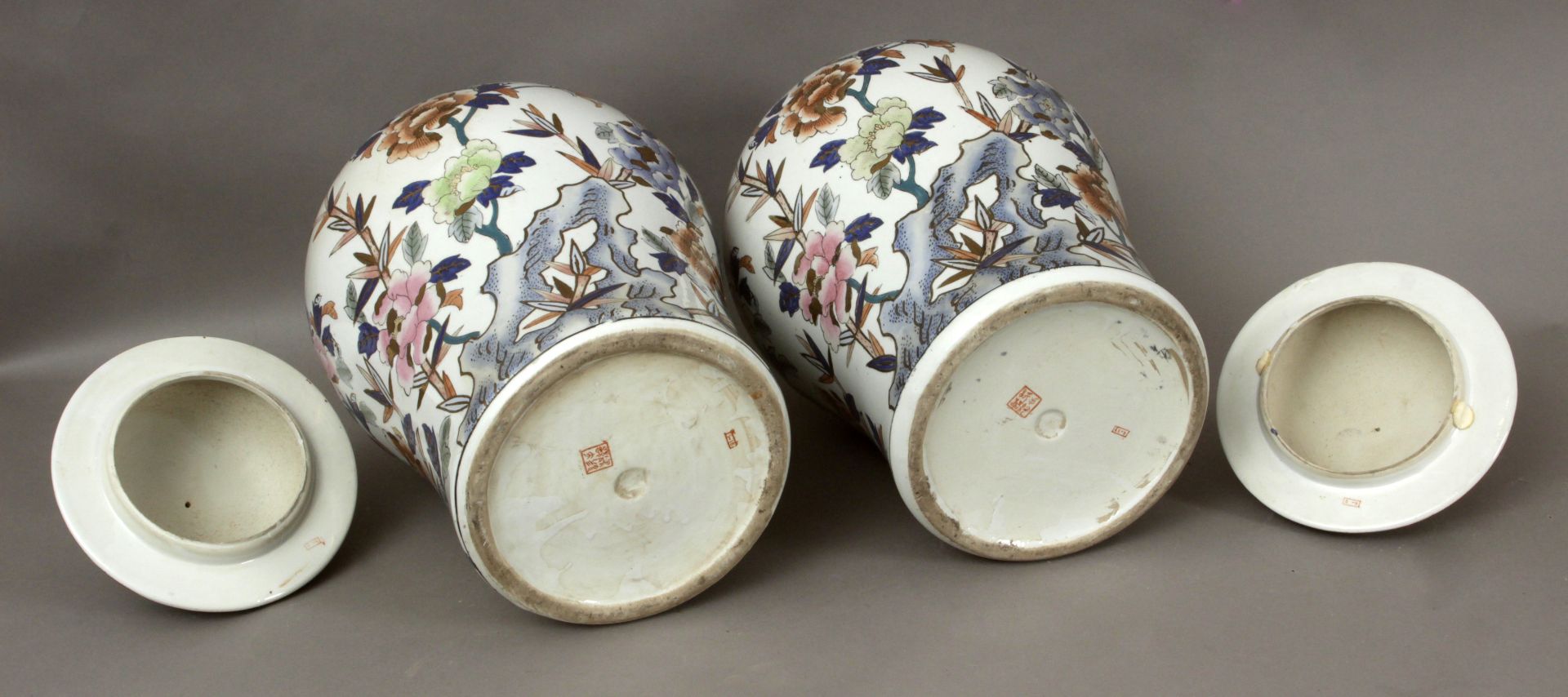 A pair of 20th century Chinese vases and covers in Imari porcelain - Bild 4 aus 4