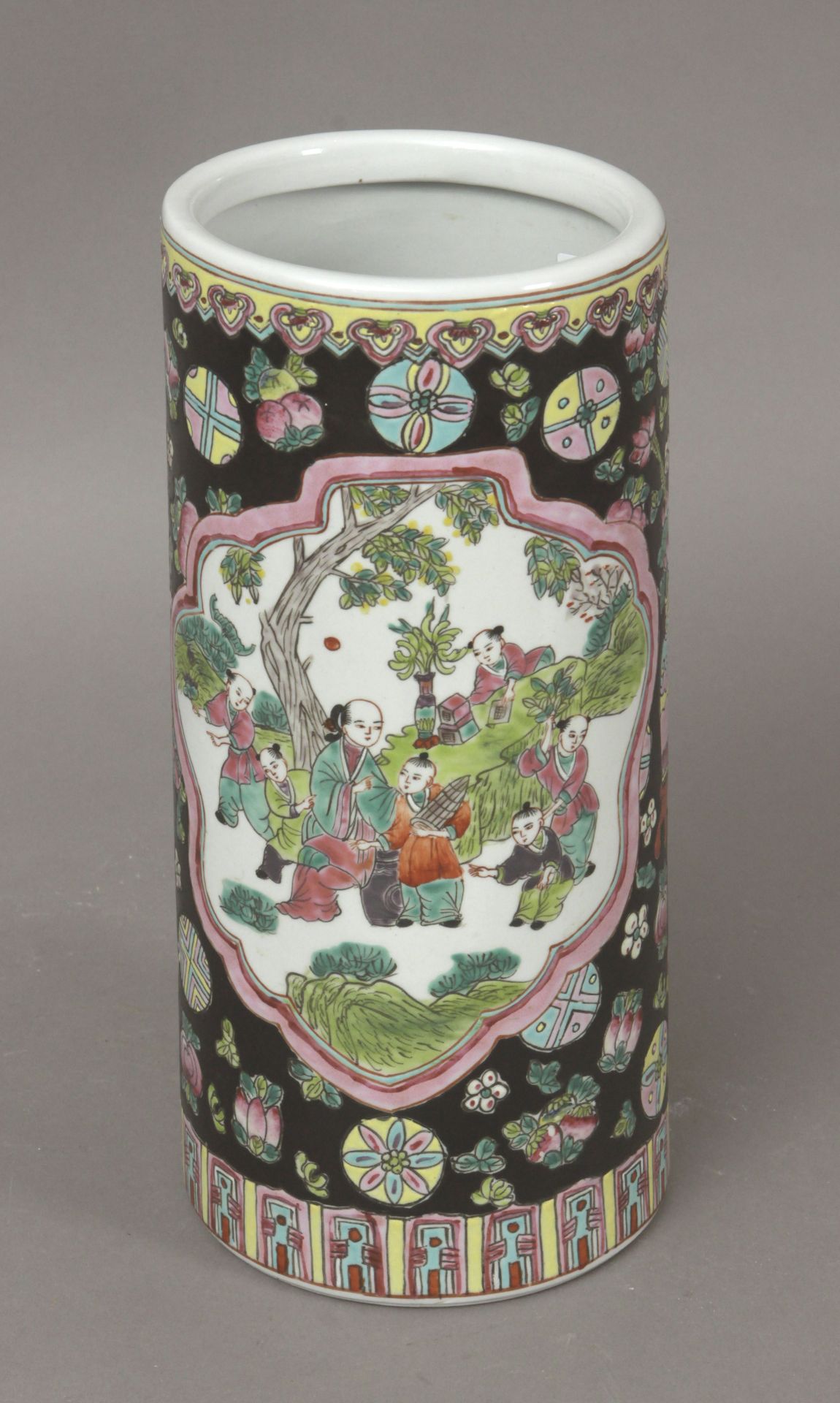 A 20th century Famille Noire porcelain brush pot - Bild 6 aus 6