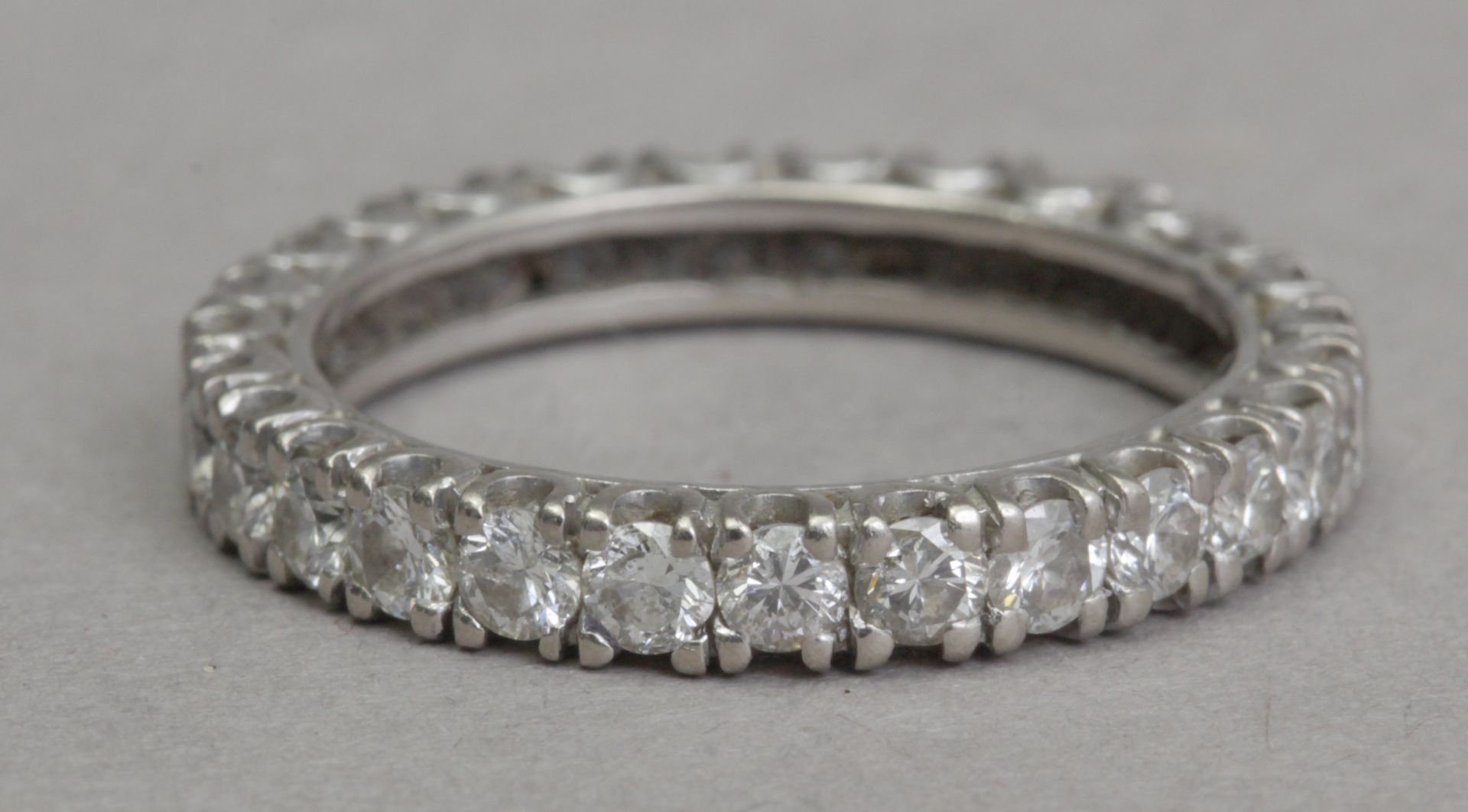 A diamond eternity ring with an 18k. white gold setting - Bild 2 aus 2