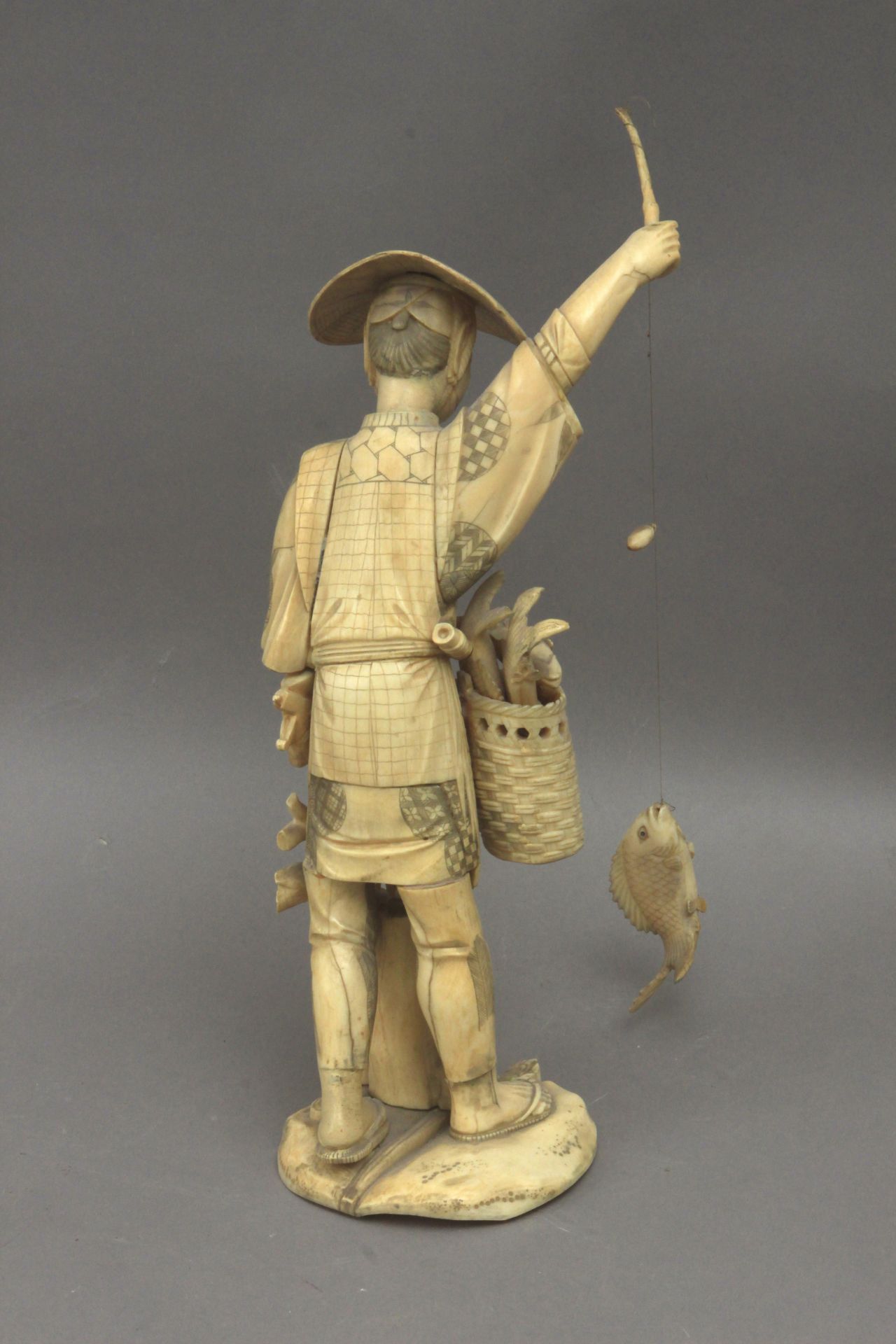 A 19th century Japanese okimono of a fisherman - Bild 3 aus 4