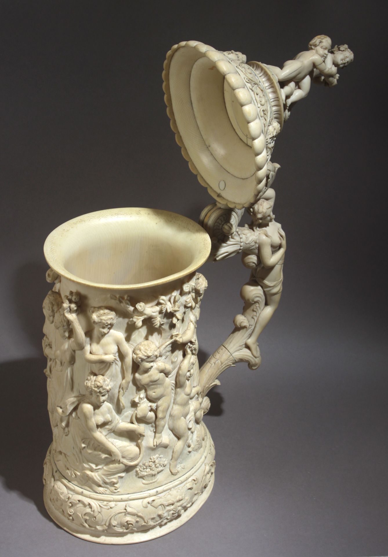 A 19th century Central-European tankard in carved ivory - Bild 5 aus 9