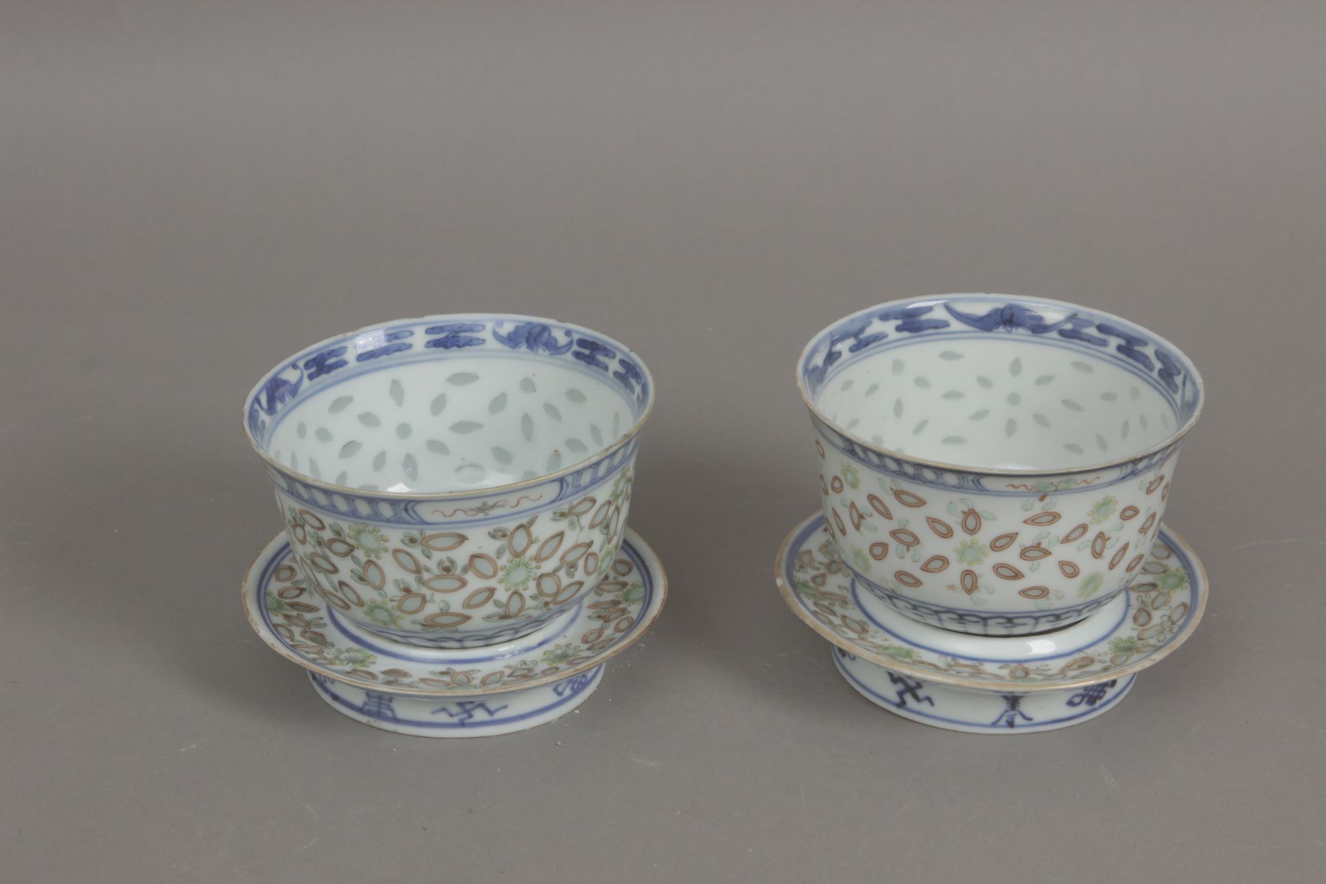 A pair of late 19th century Chinese cups in rice grain porcelain - Bild 2 aus 5