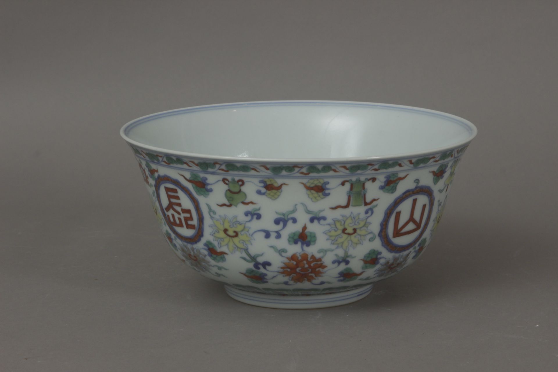 An early 20th century Chinese porcelain bowl - Bild 6 aus 7
