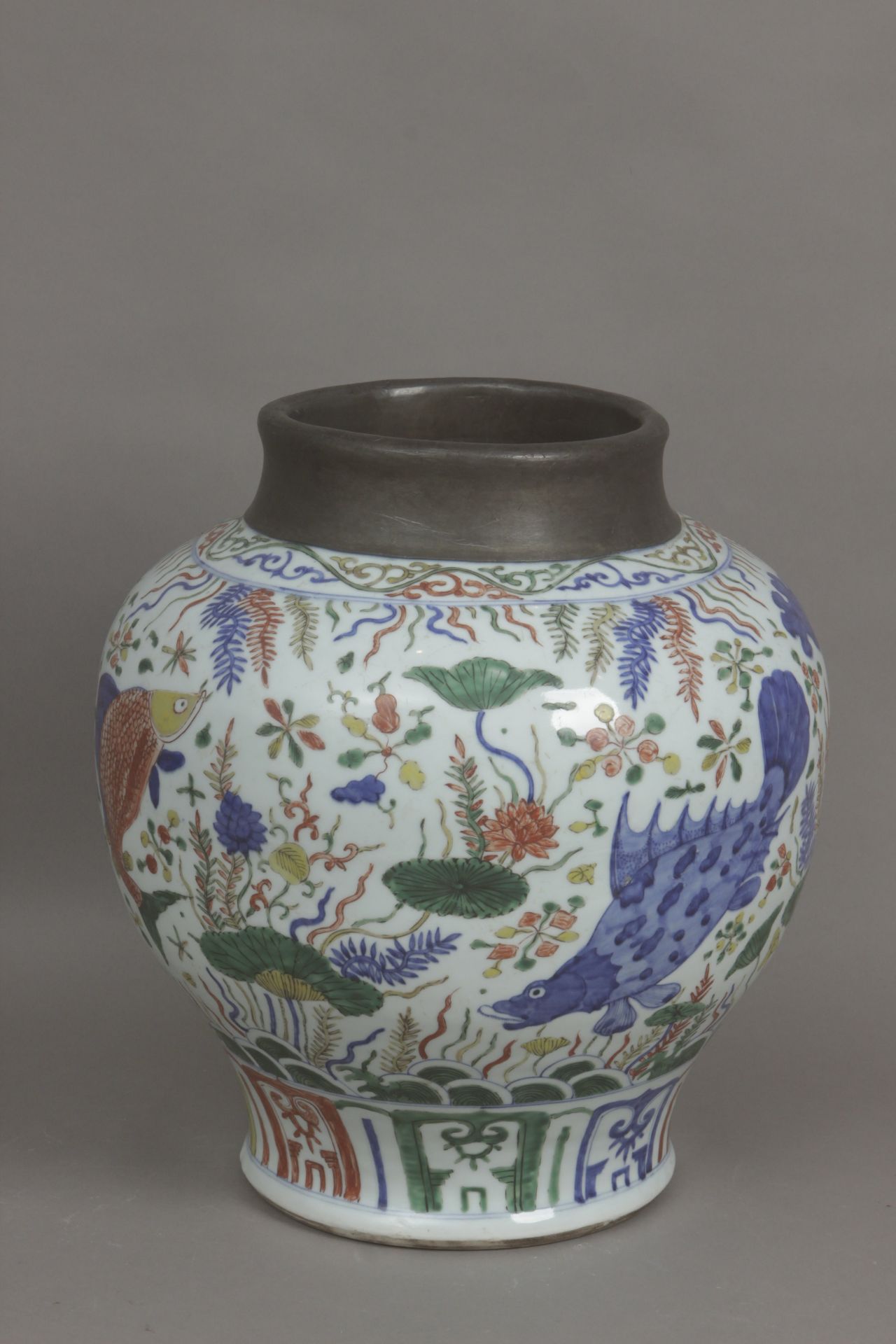 An early 20th century Chinese vase in Doucai porcelain - Bild 4 aus 5